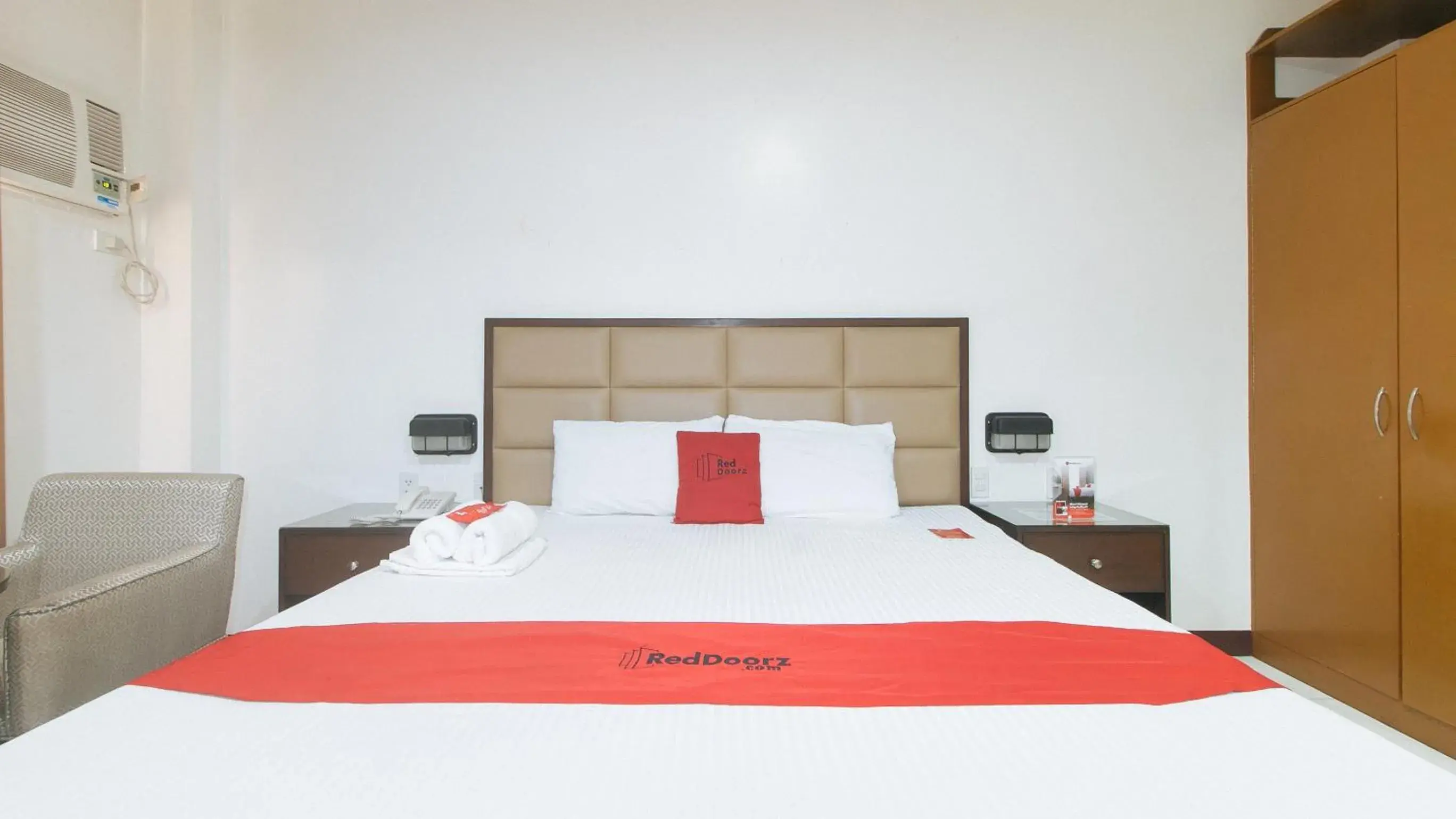 Photo of the whole room, Bed in RedDoorz near Angeles University Foundation Photo of the whole room, Bed in RedDoorz near Angeles University Foundation