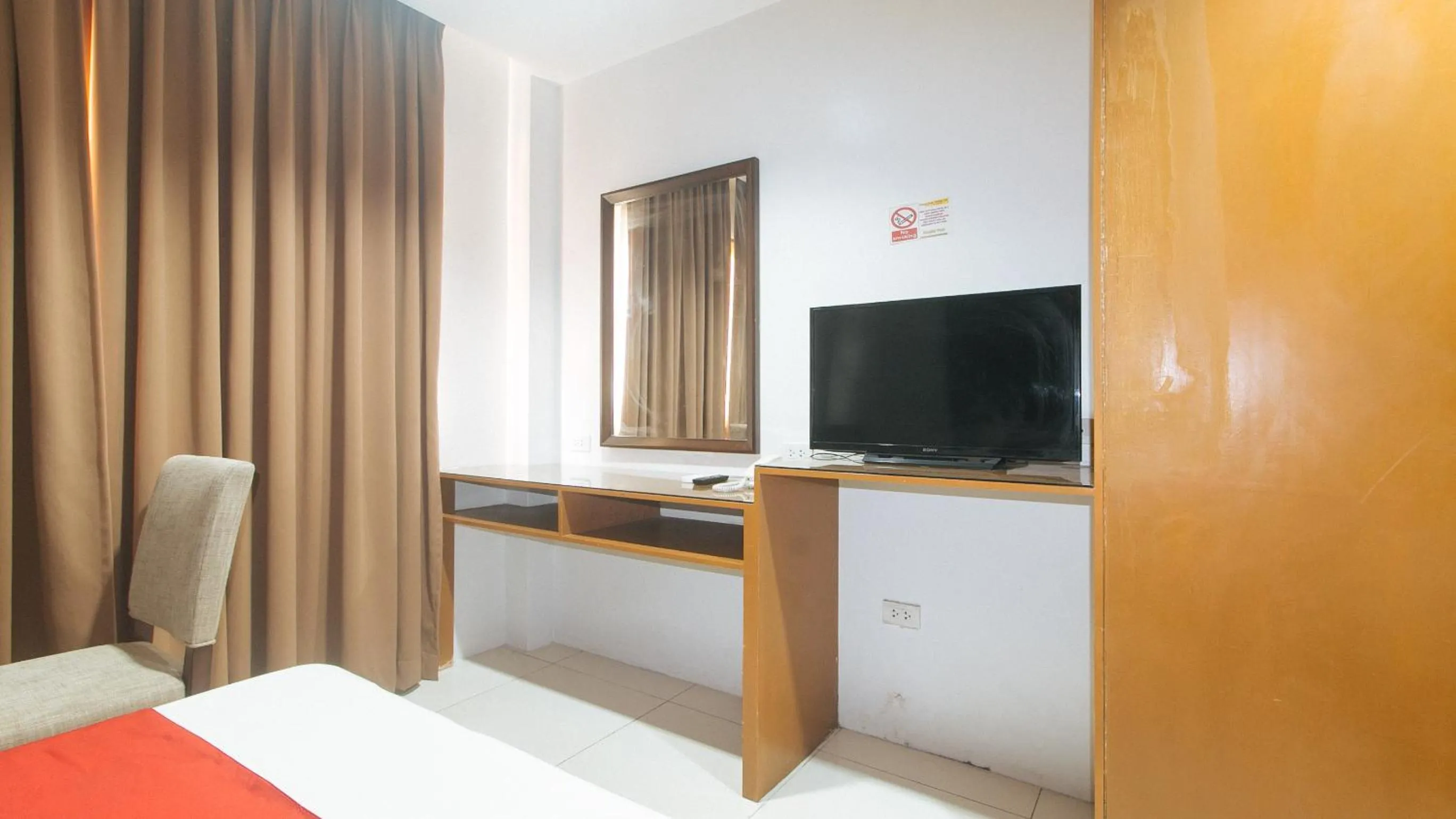 TV and multimedia, Bed in RedDoorz near Angeles University Foundation