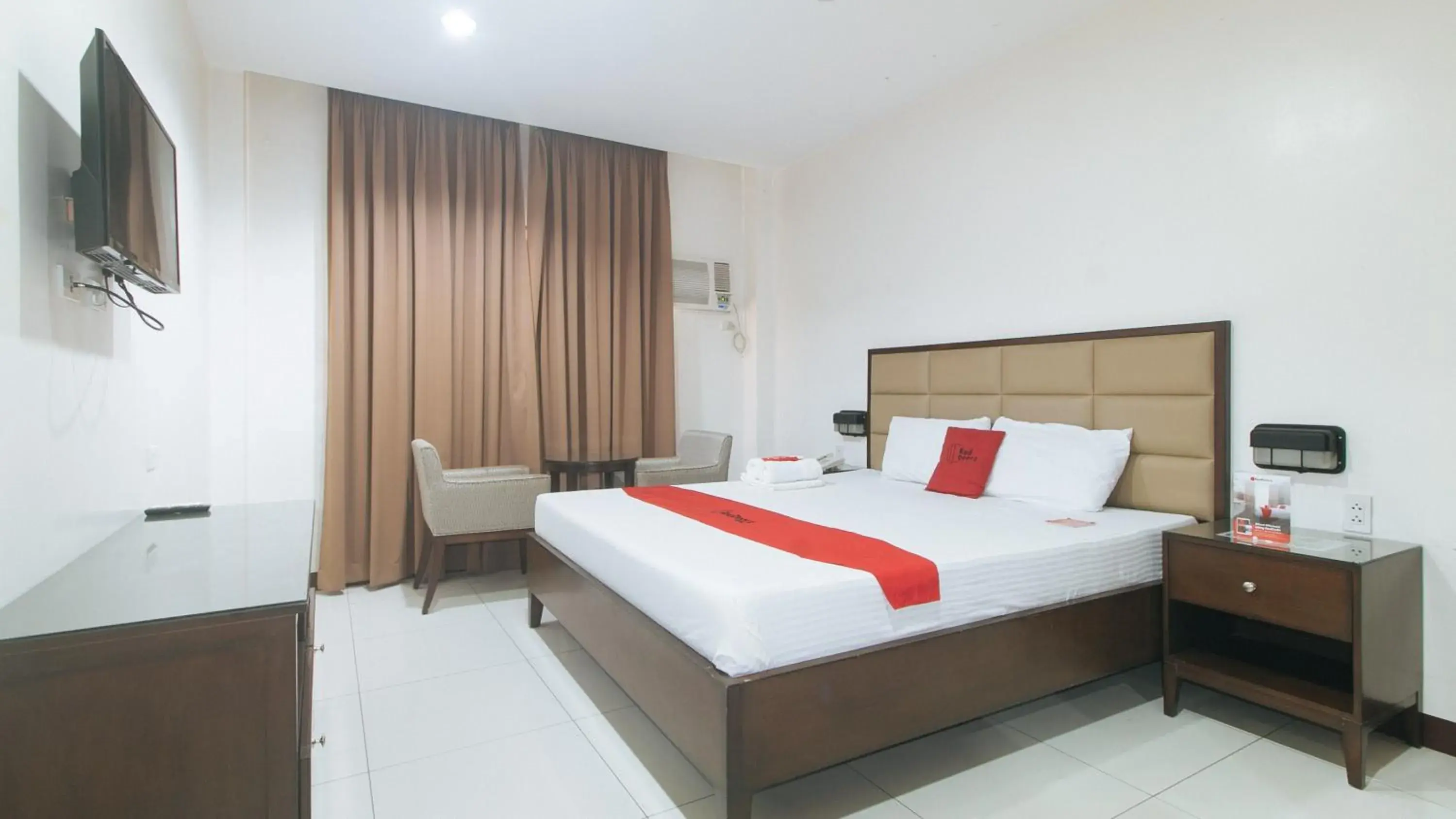 Photo of the whole room, Bed in RedDoorz near Angeles University Foundation Photo of the whole room, Bed in RedDoorz near Angeles University Foundation