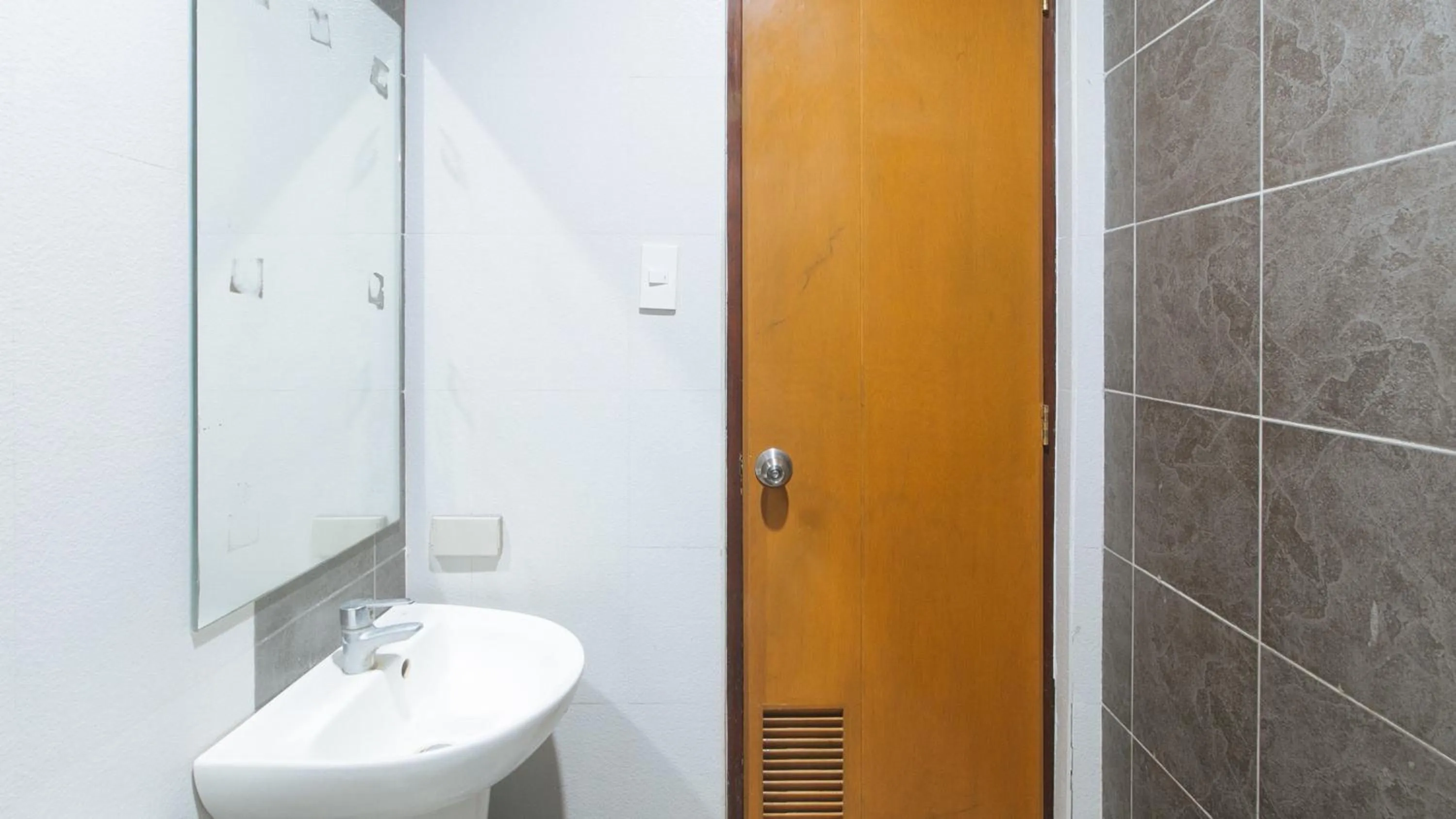 Shower in RedDoorz near Angeles University Foundation