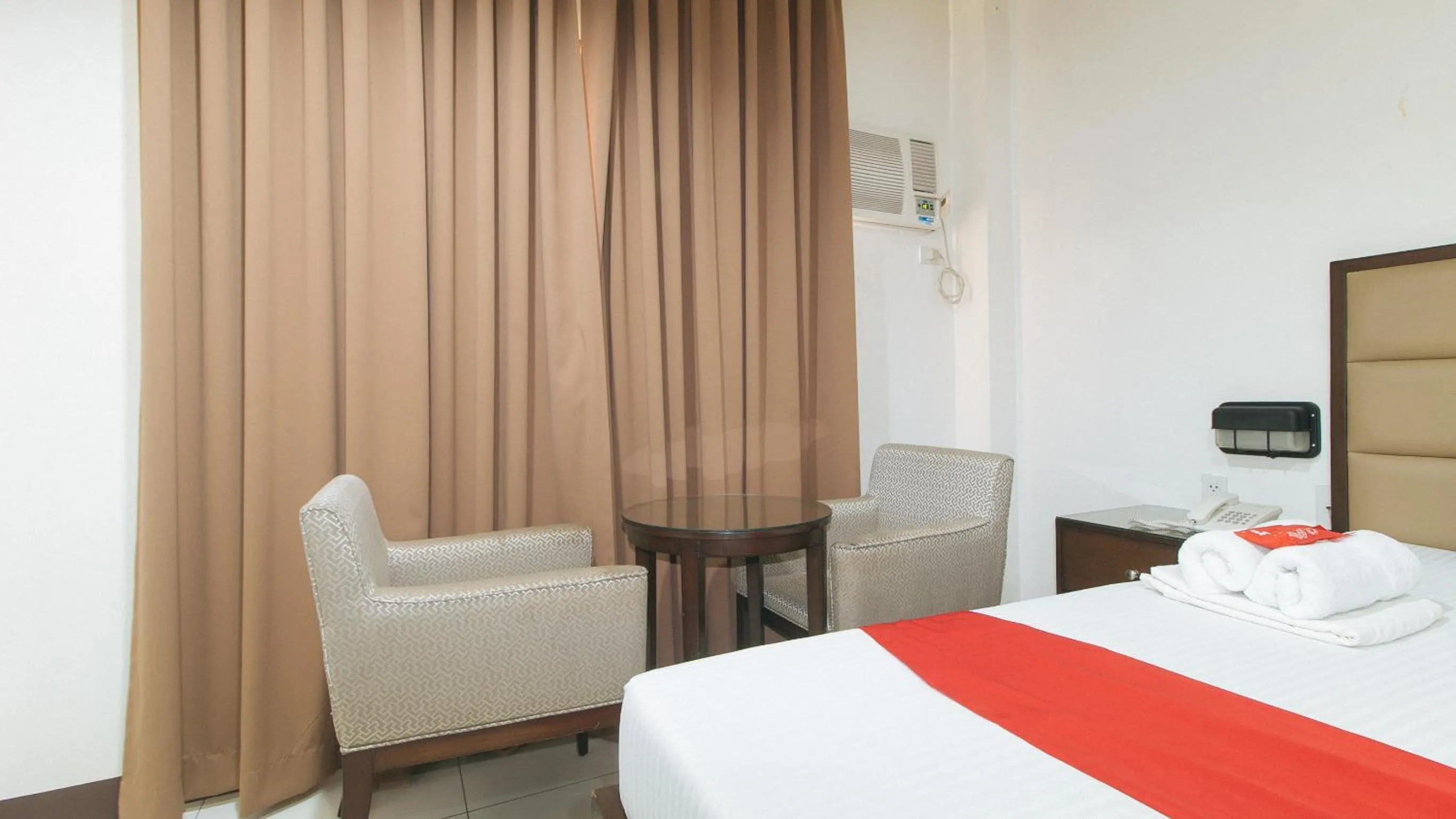 Seating area, Bed in RedDoorz near Angeles University Foundation