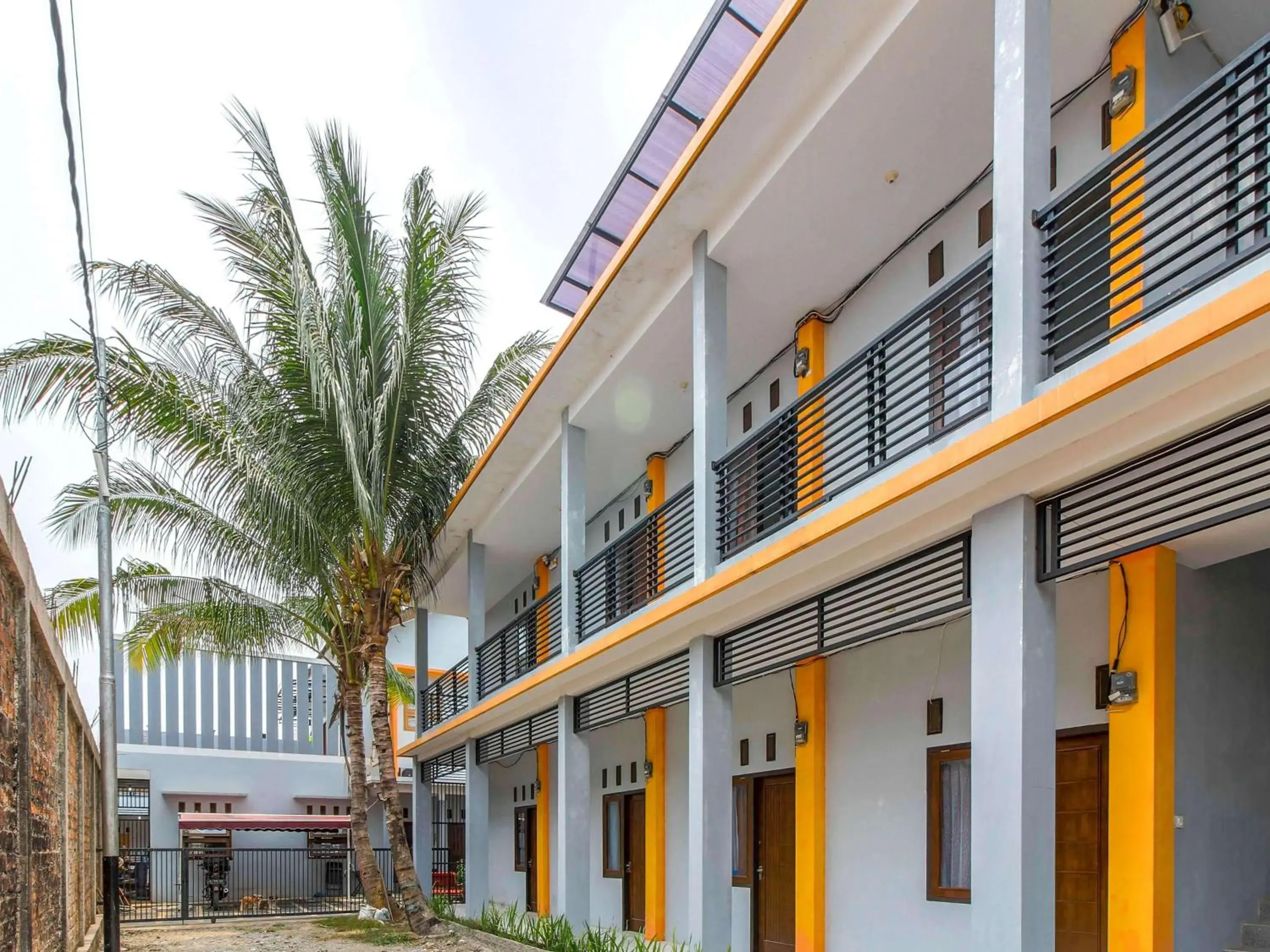 Facade/entrance in RedDoorz @ Jagakarsa 2 Facade/entrance in RedDoorz @ Jagakarsa 2