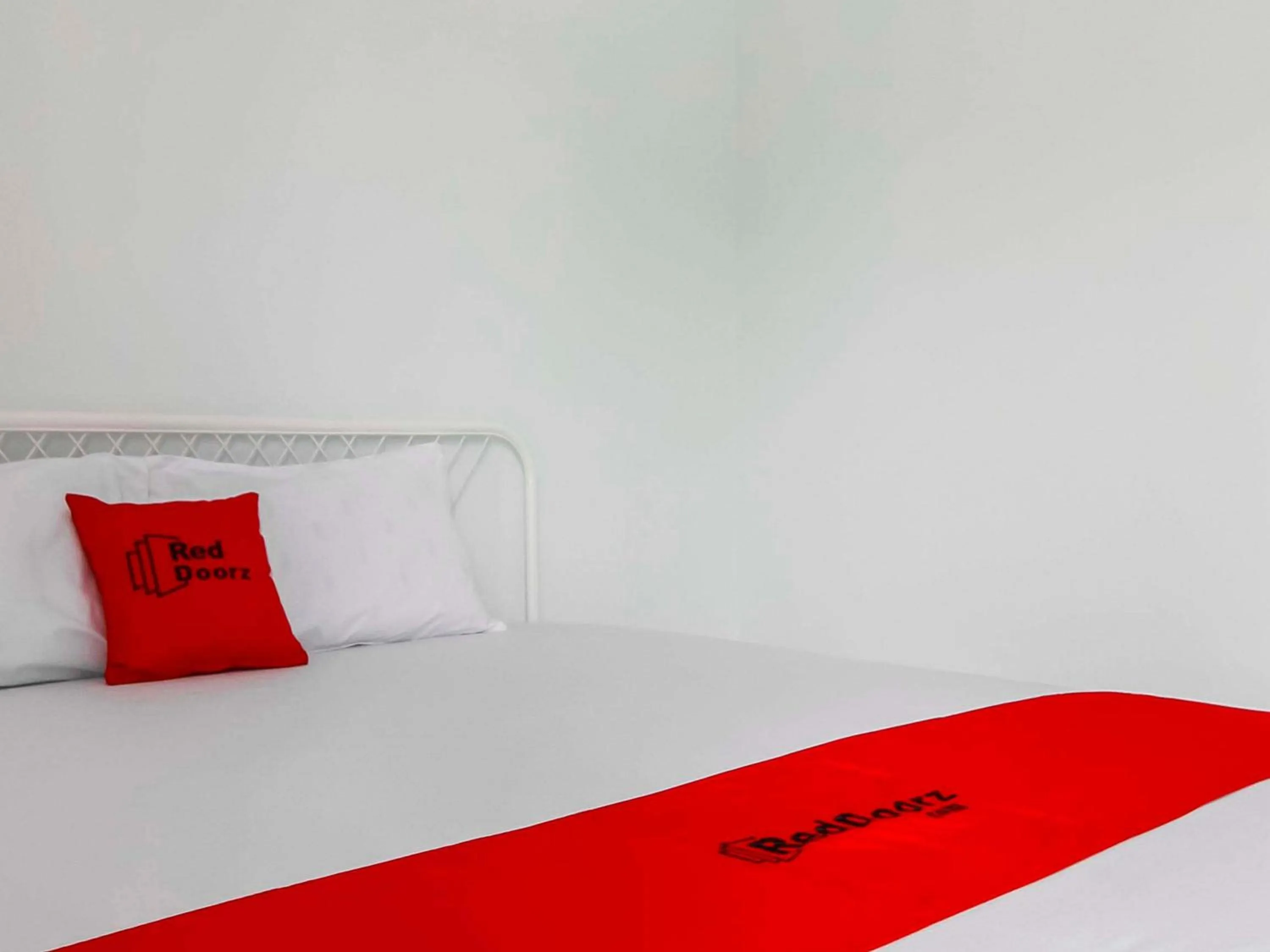 Bedroom, Bed in RedDoorz @ Jagakarsa 2