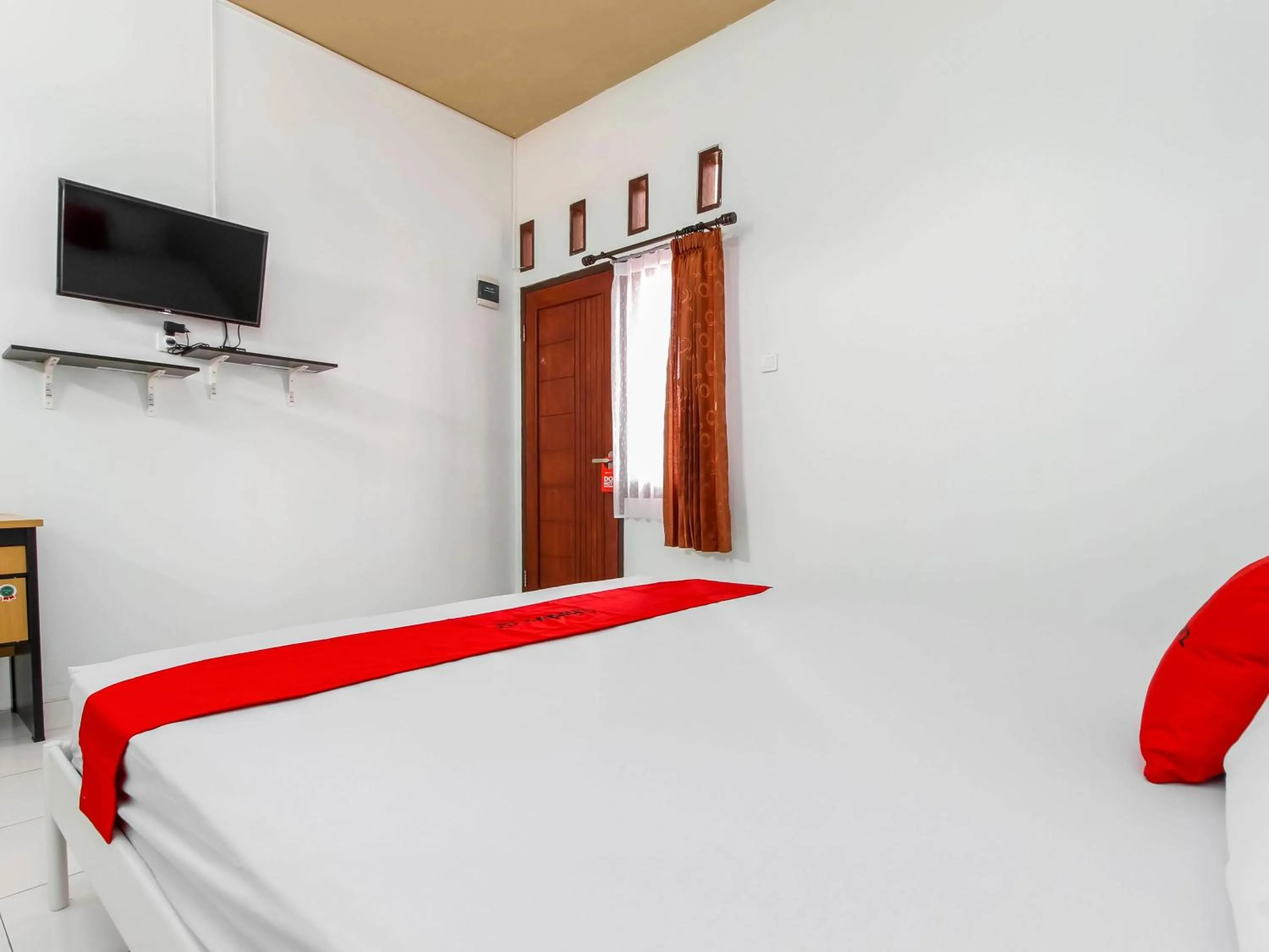 Bedroom, Bed in RedDoorz @ Jagakarsa 2