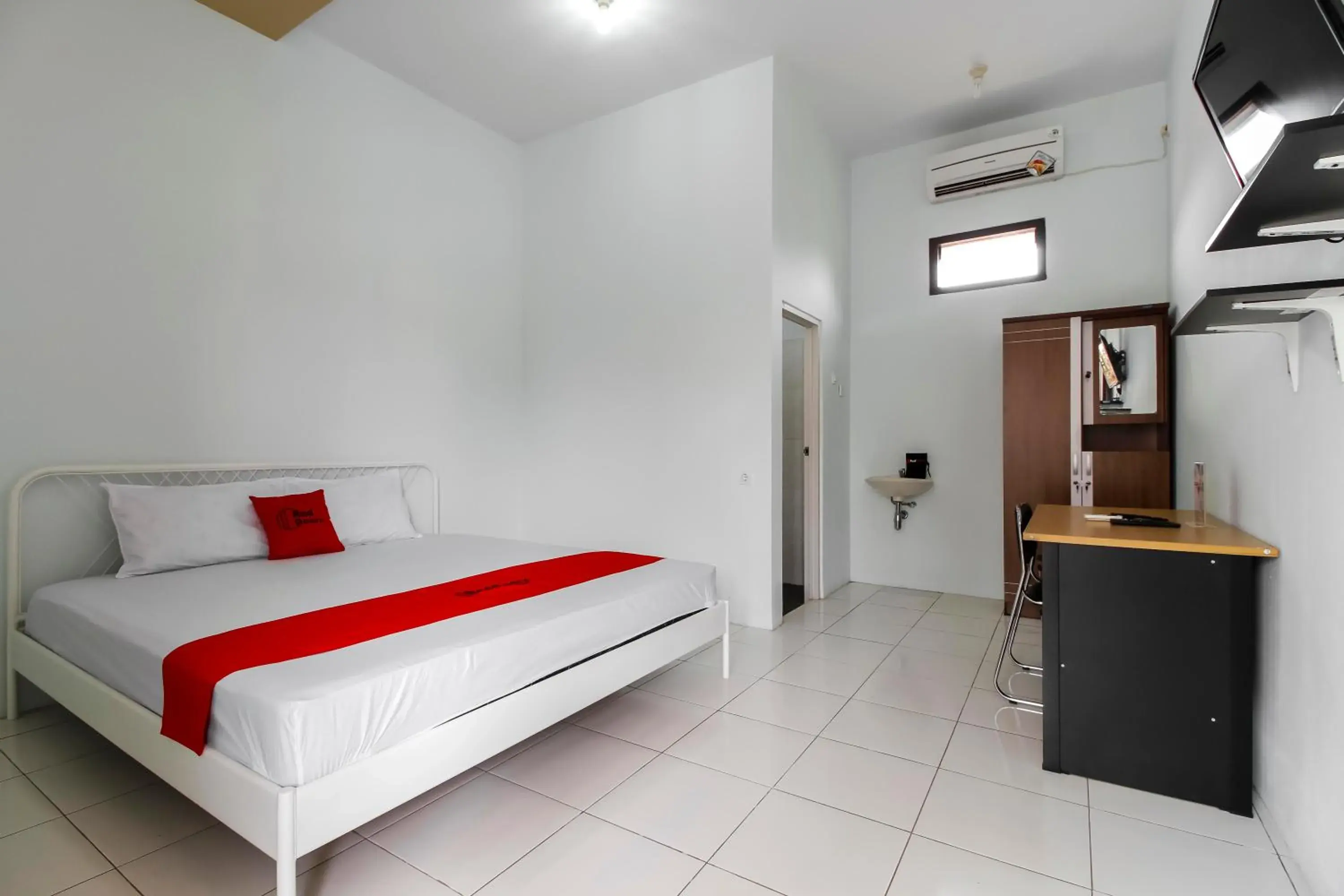 Bedroom, Bed in RedDoorz @ Jagakarsa 2 Bedroom, Bed in RedDoorz @ Jagakarsa 2