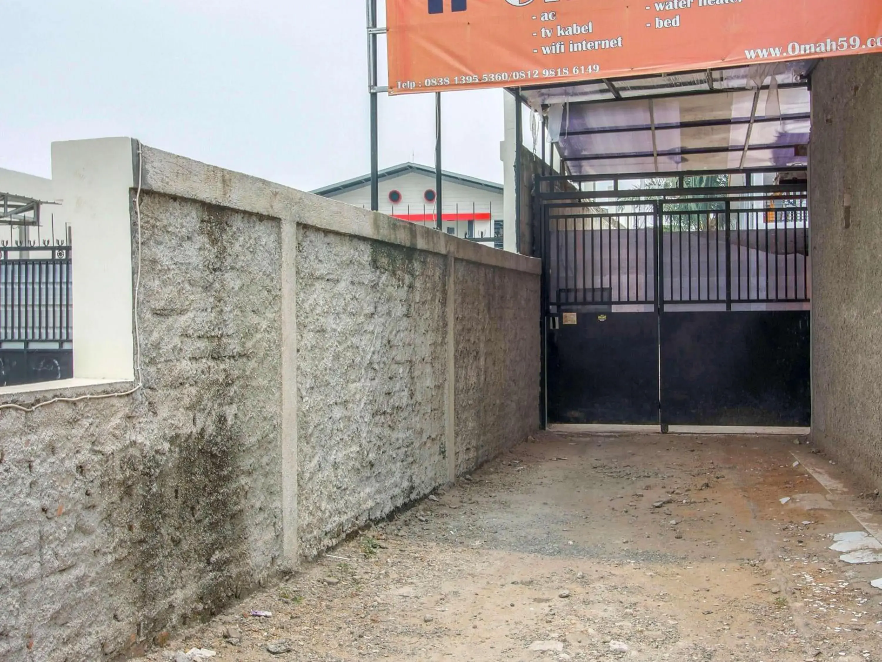 Facade/entrance in RedDoorz @ Jagakarsa 2 Facade/entrance in RedDoorz @ Jagakarsa 2