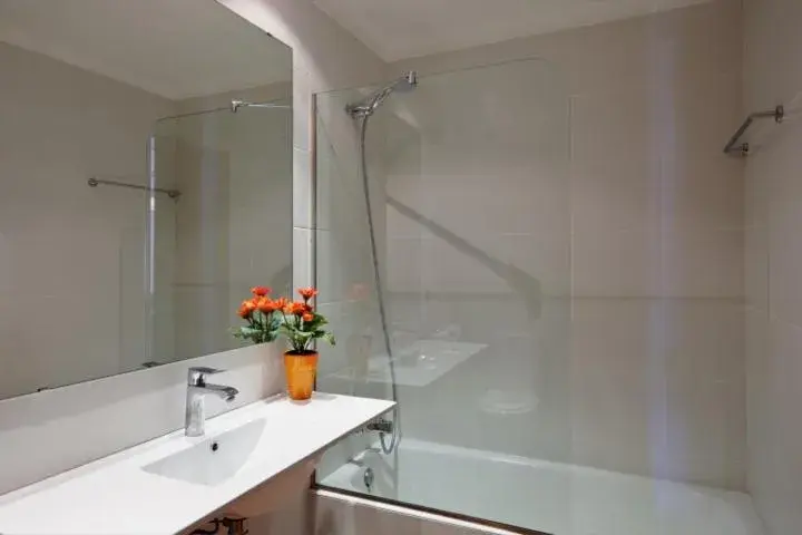 Two-Bedroom Apartment (5 Adults) in Apartaments Les Dunes Two-Bedroom Apartment (5 Adults) in Apartaments Les Dunes