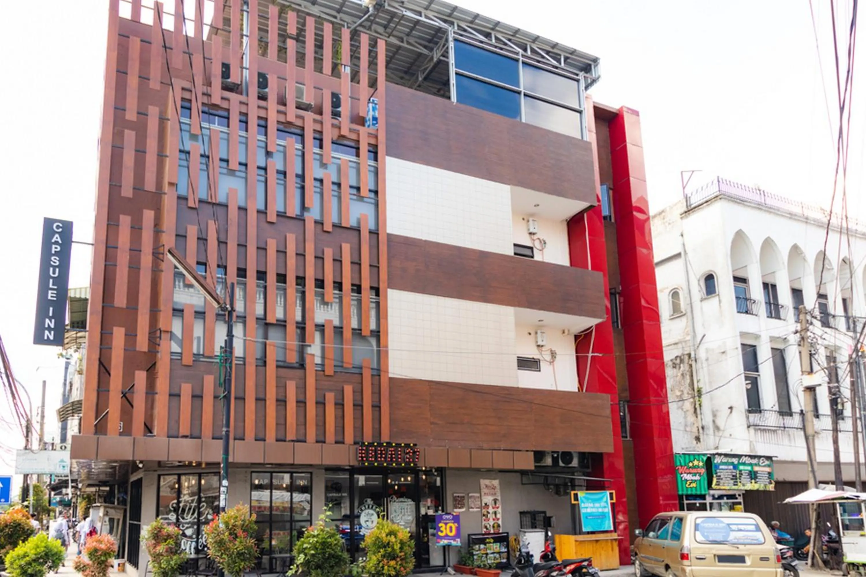 Property building in RedDoorz Hostel @ Capsule Inn Medan