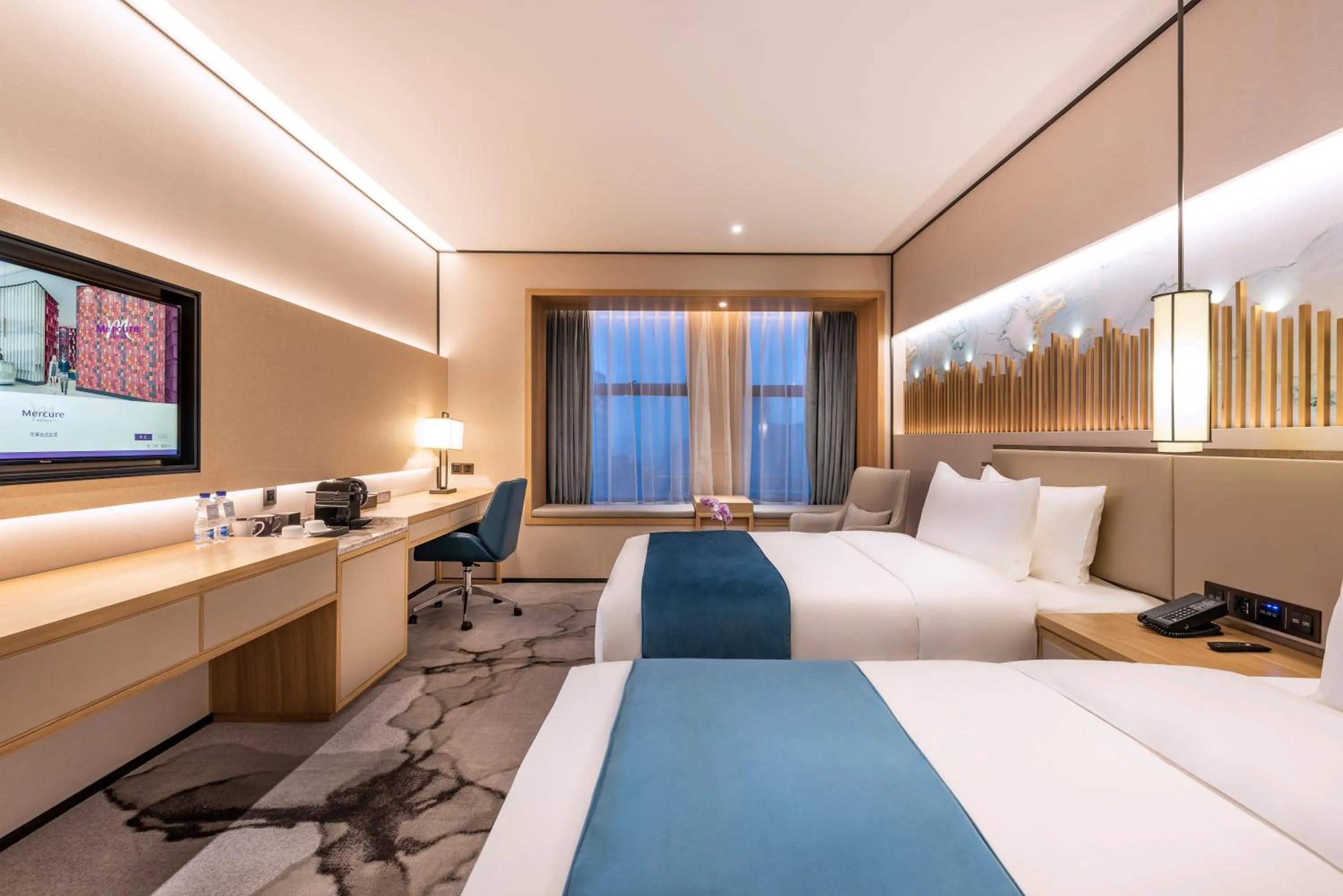 Bed in Mercure Chengdu Huapaifang