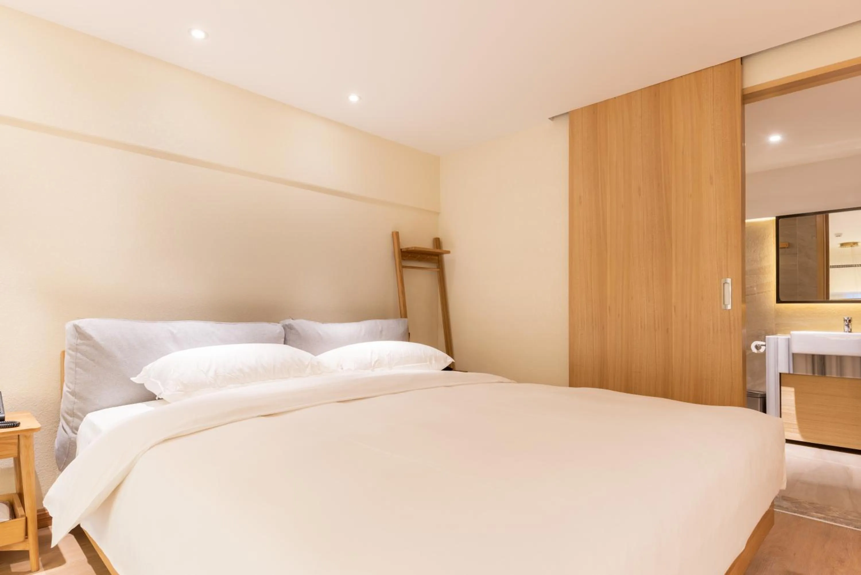 Bed in Mercure Chengdu Huapaifang