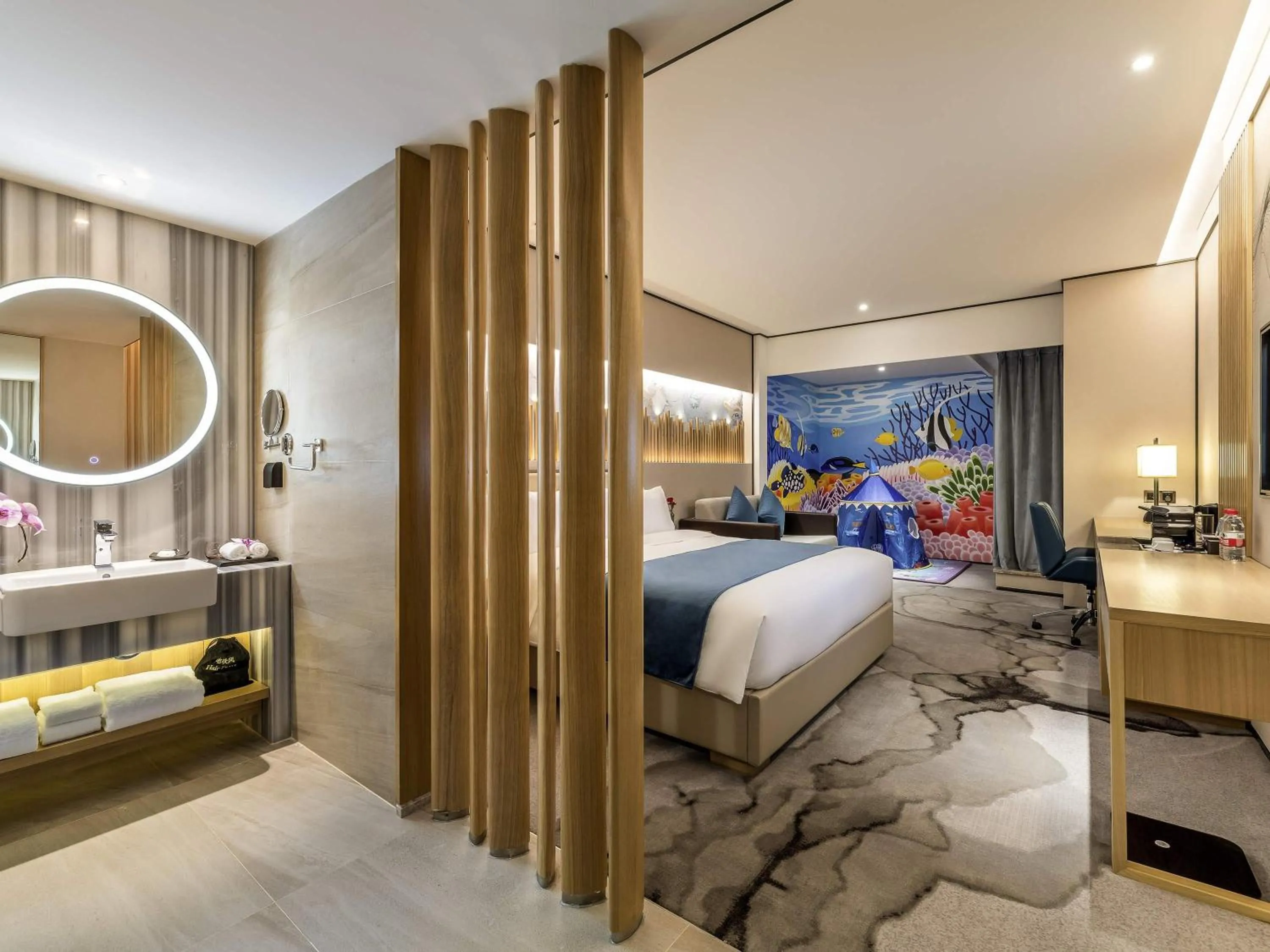 Bedroom, Bed in Mercure Chengdu Huapaifang