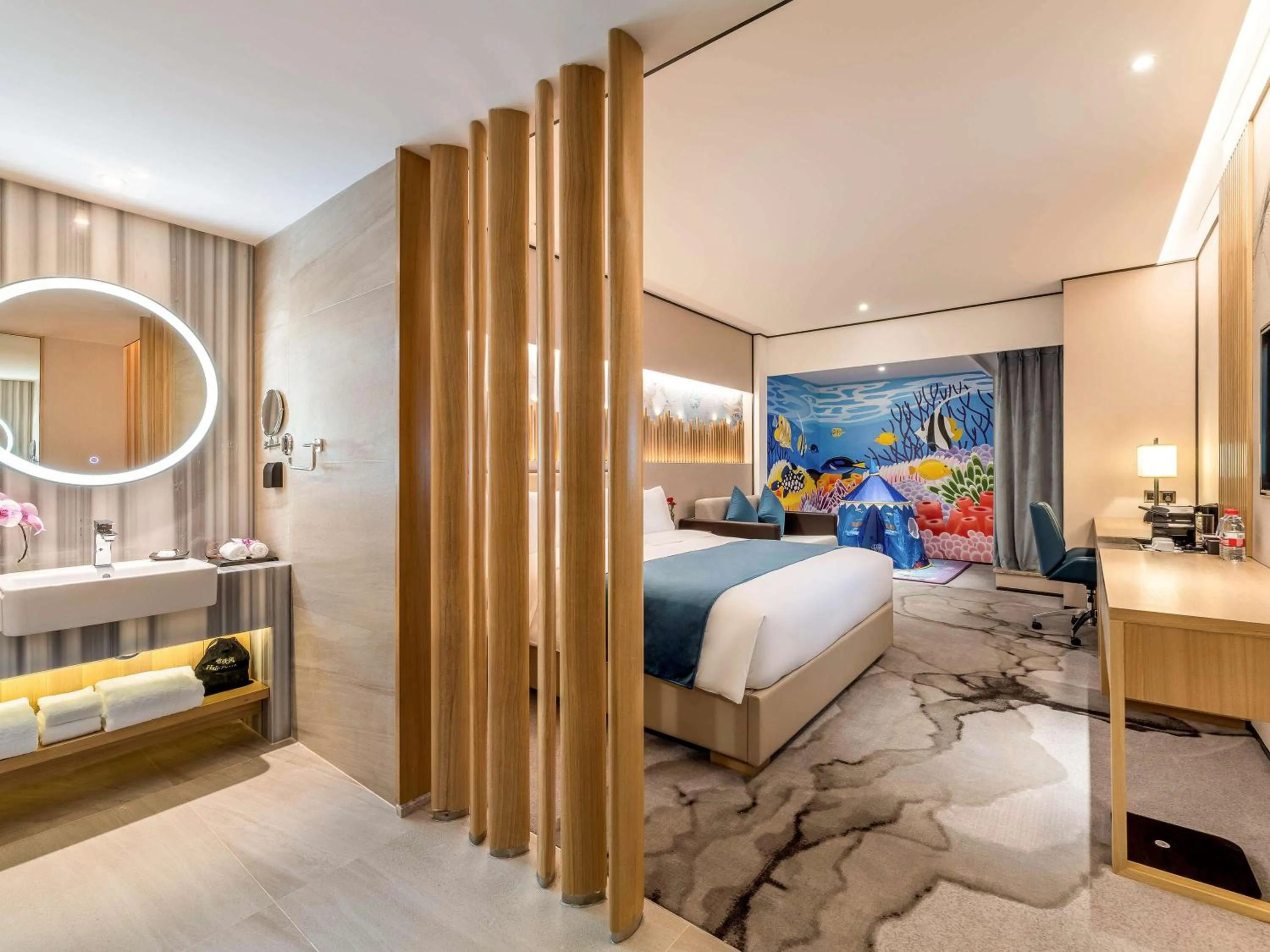 Photo of the whole room, Bed in Mercure Chengdu Huapaifang