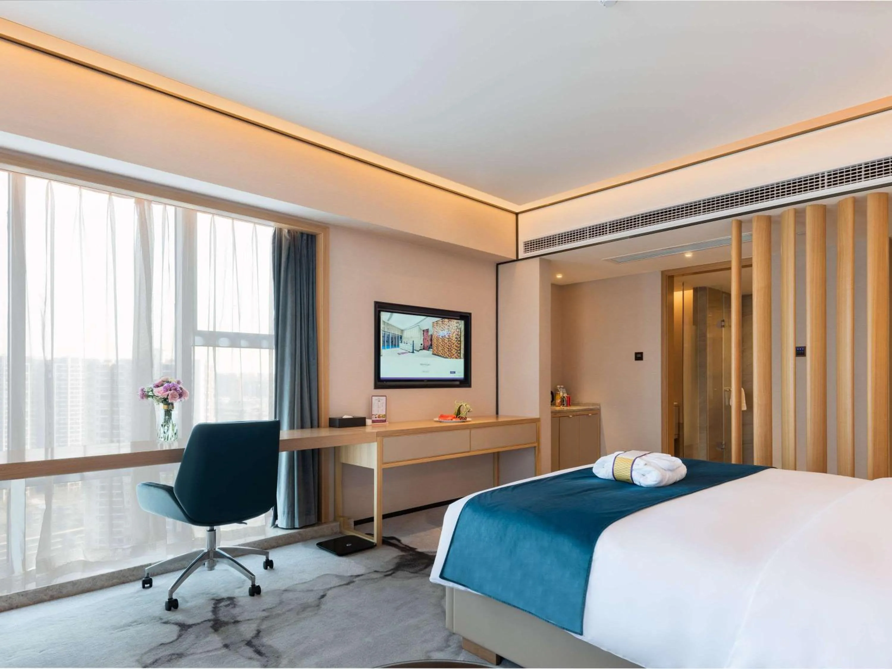 Photo of the whole room, Bed in Mercure Chengdu Huapaifang