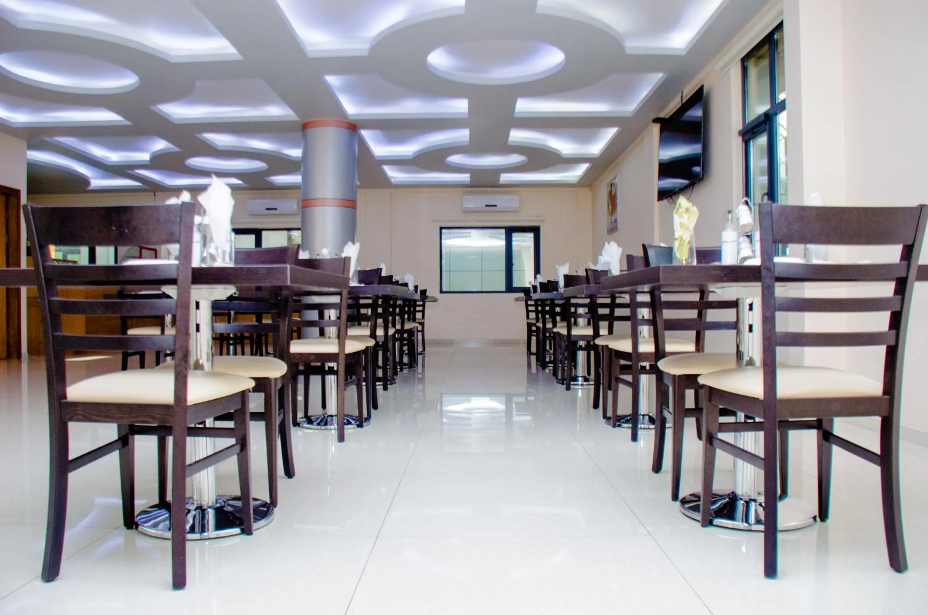 Restaurant/places to eat in HOTEL PLATINUM