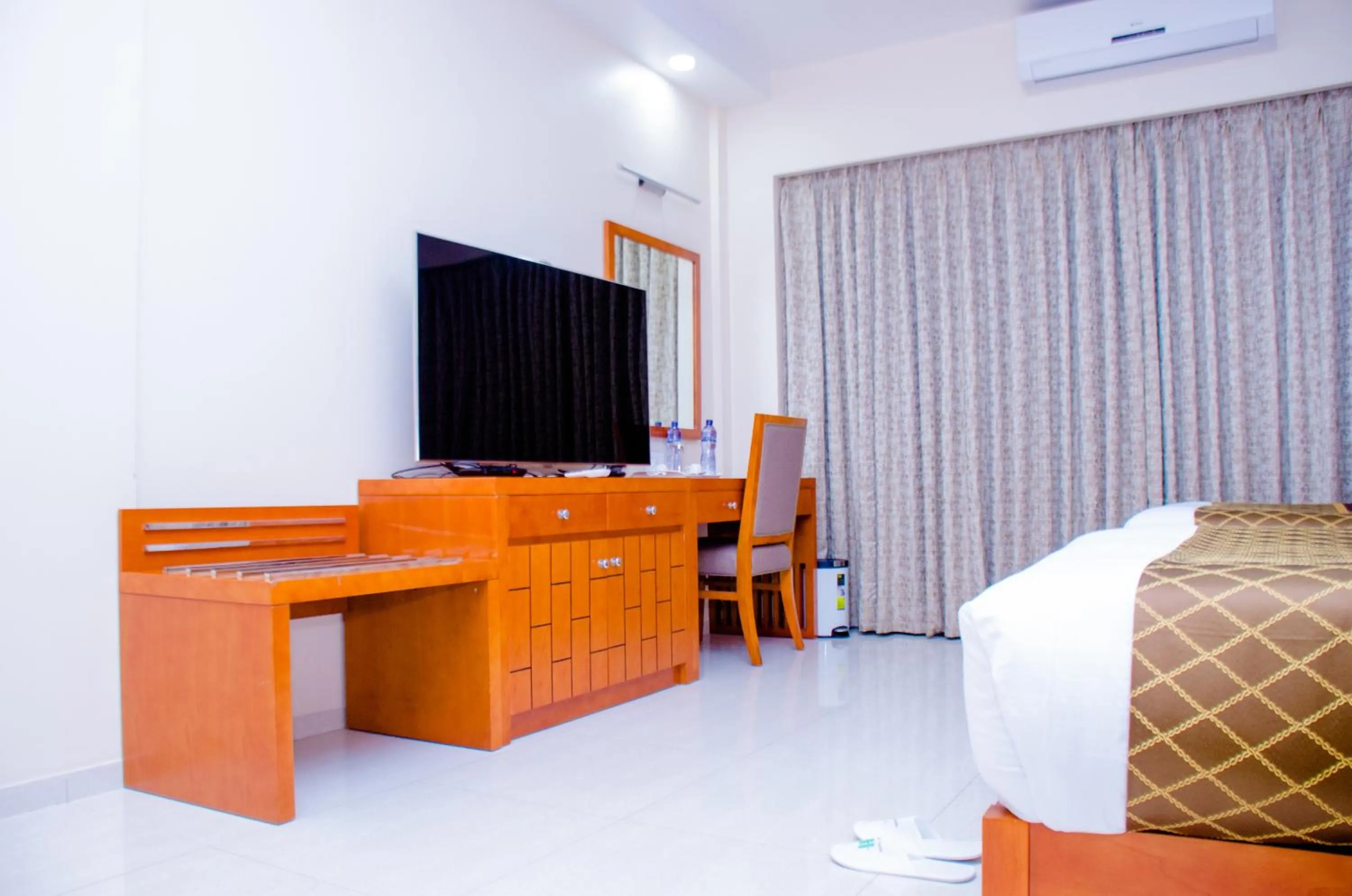 TV and multimedia, Bed in HOTEL PLATINUM