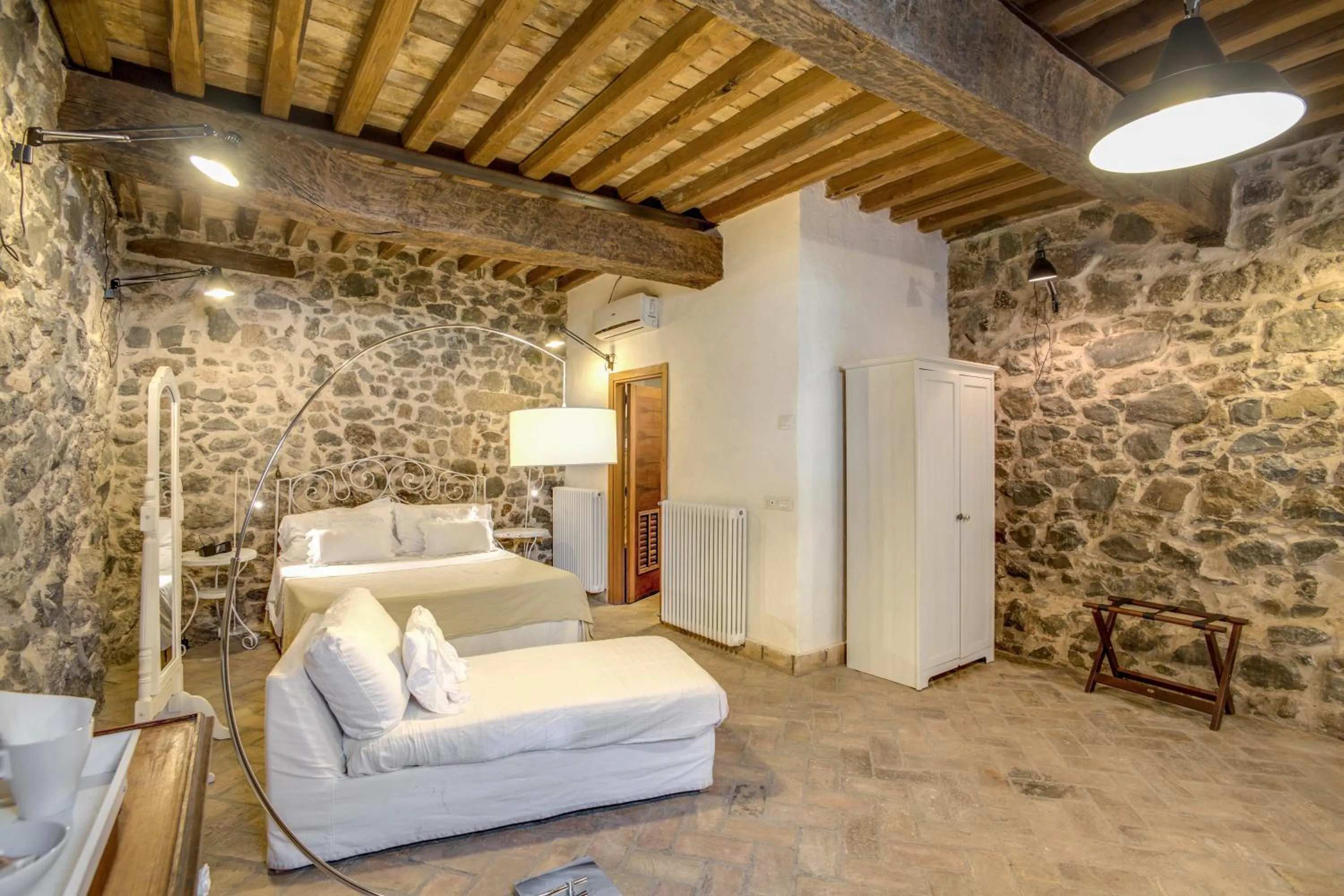 Photo of the whole room, Bed in Hotel Borgo Vistalago