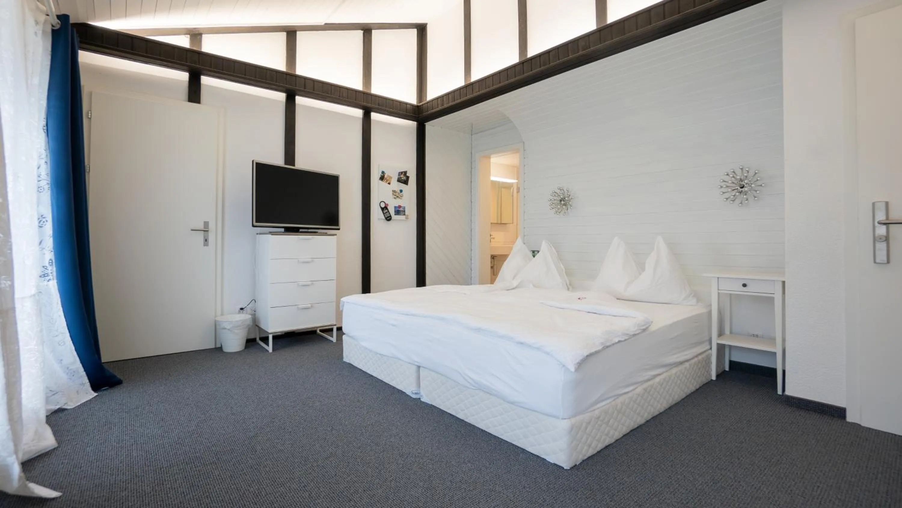 Bedroom, Bed in Hotel & Restaurant Rössli