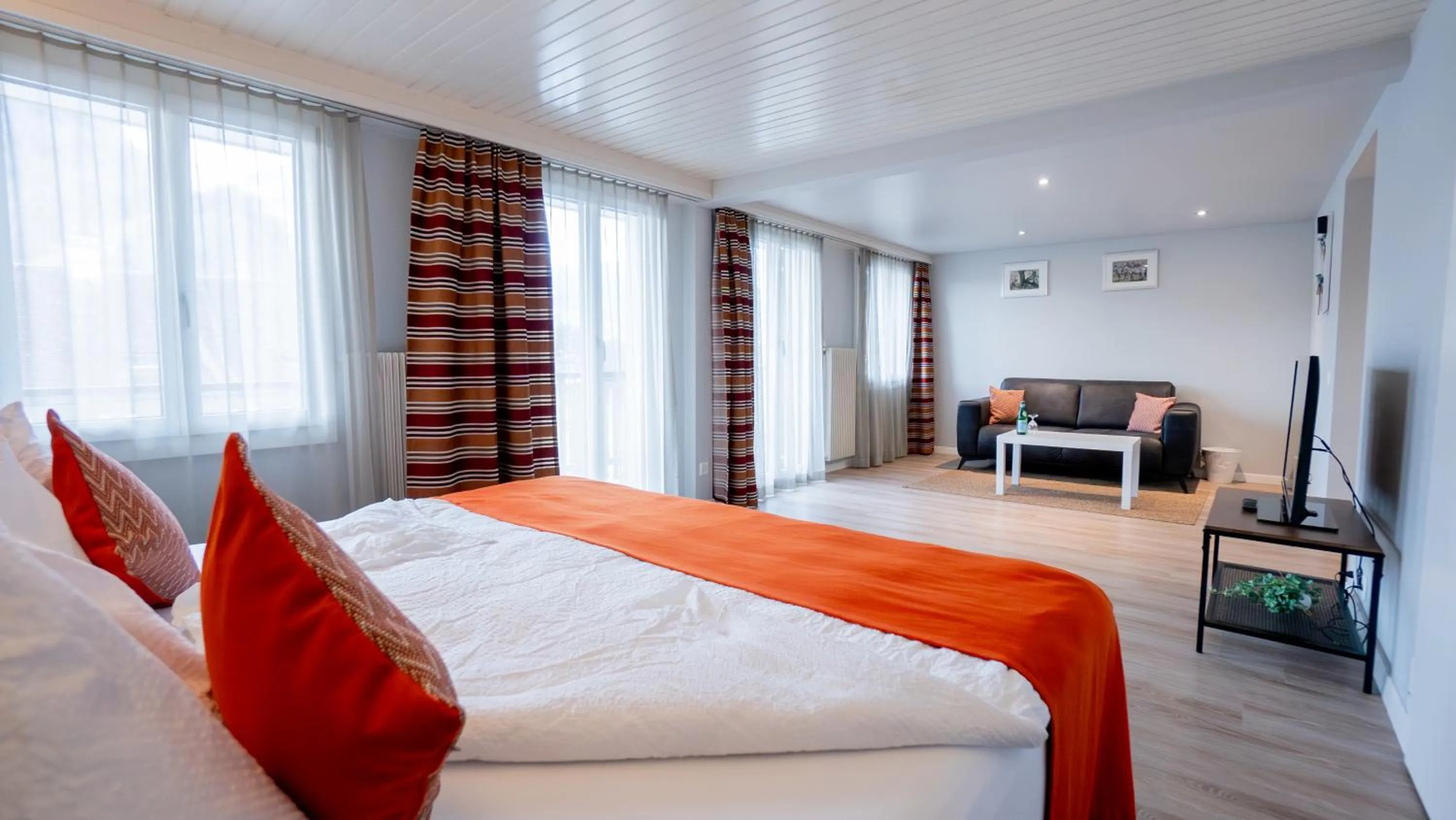 Living room, Bed in Hotel & Restaurant Rössli