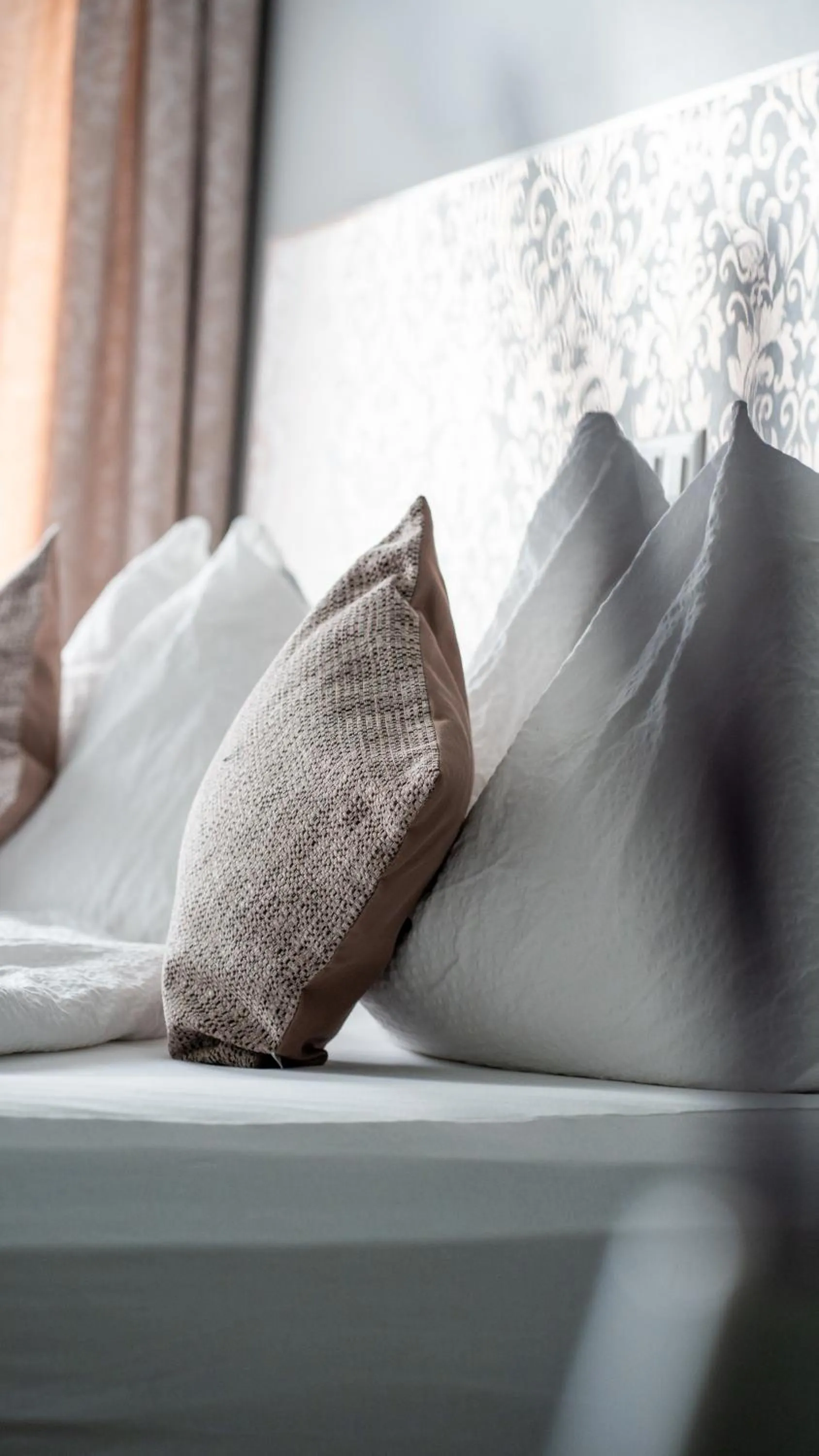 Living room, Bed in Hotel & Restaurant Rössli