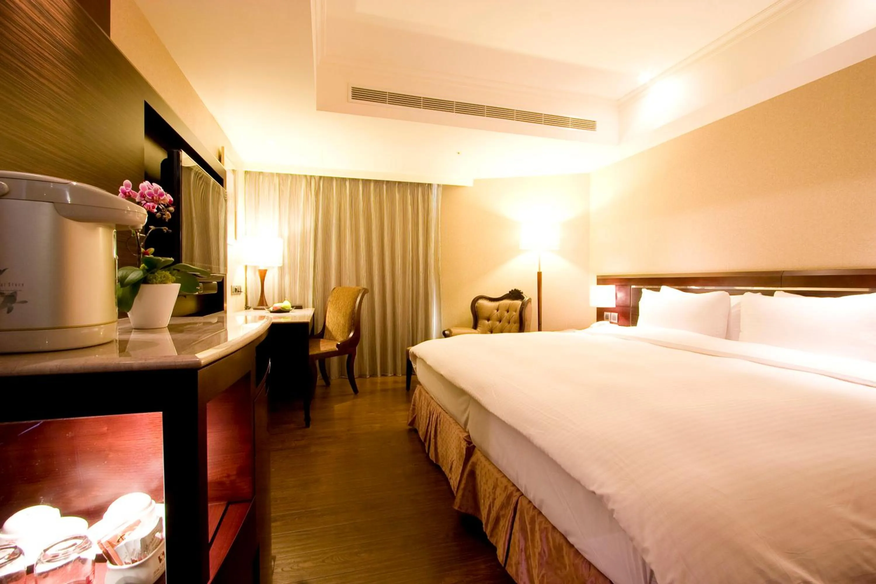 Bed in Taichung Charming City Hotel