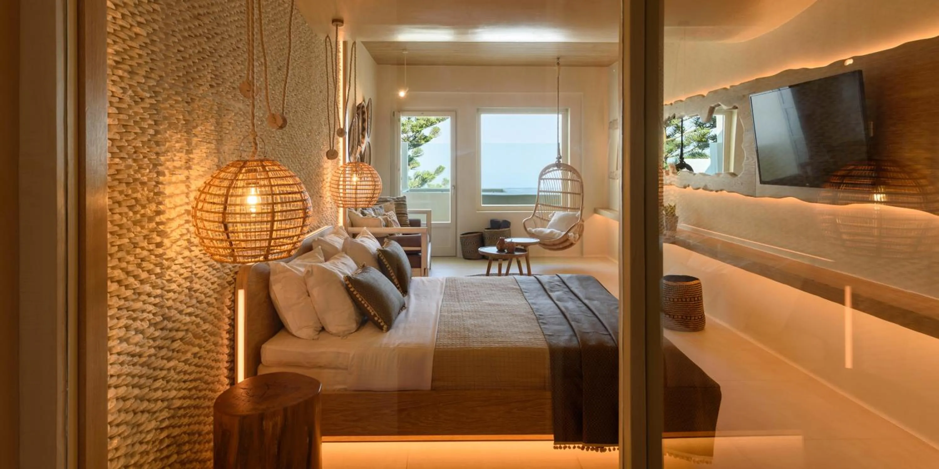 Communal lounge/ TV room, Bed in Divelia East