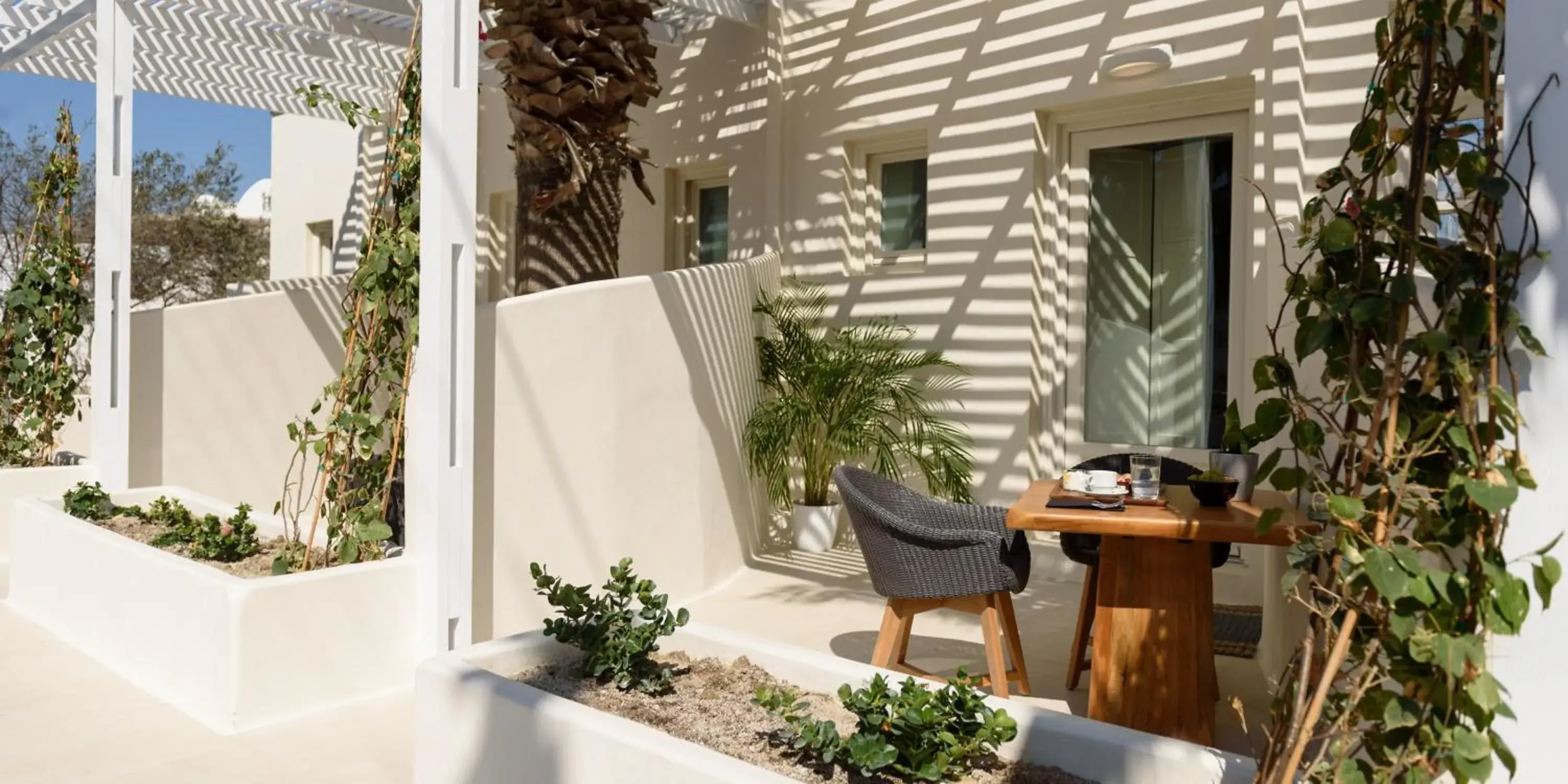 Property building in Divelia East Property building in Divelia East