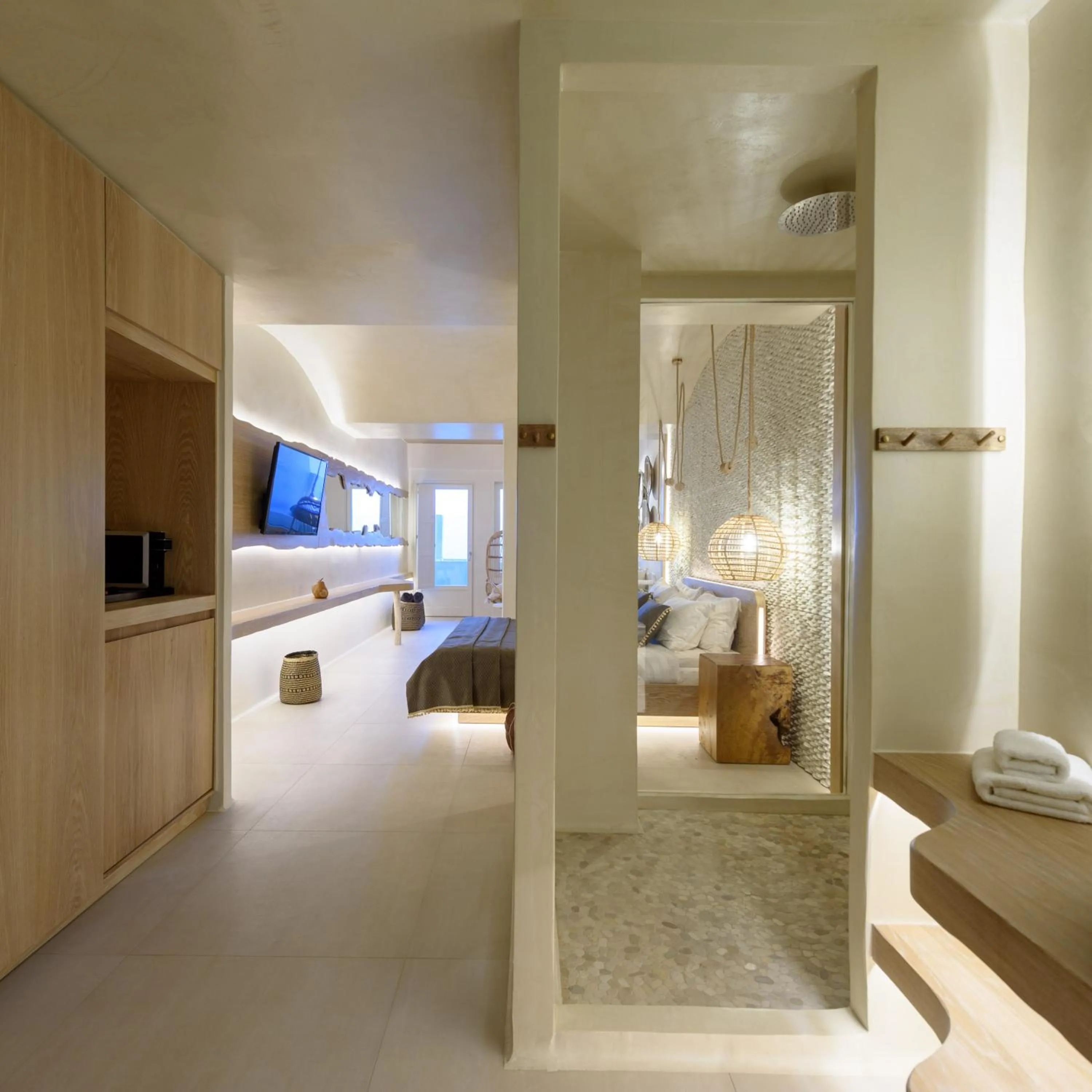 Shower, Bed in Divelia East