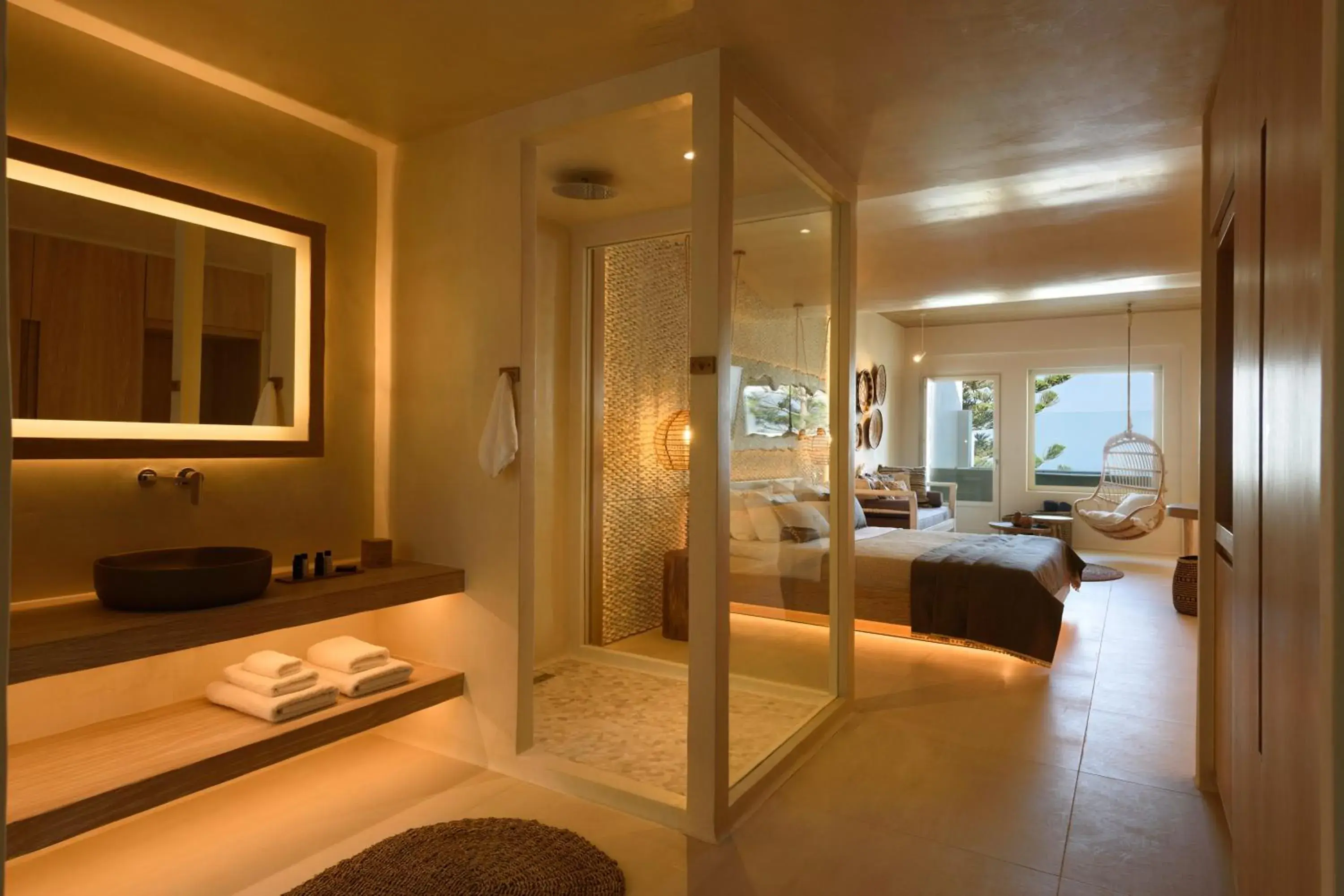 Shower, Bed in Divelia East Shower, Bed in Divelia East