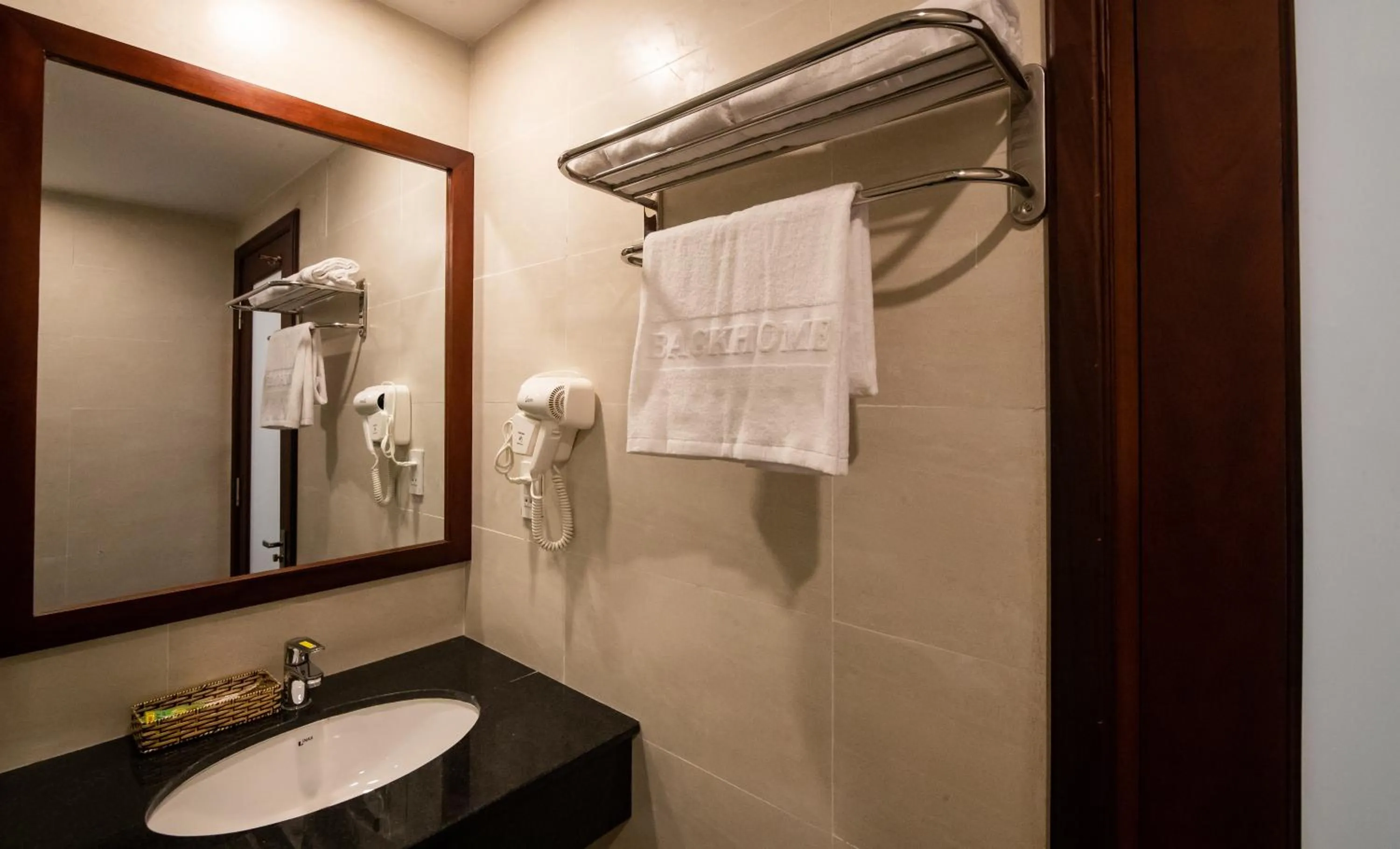 Backhome Hostel & Bar