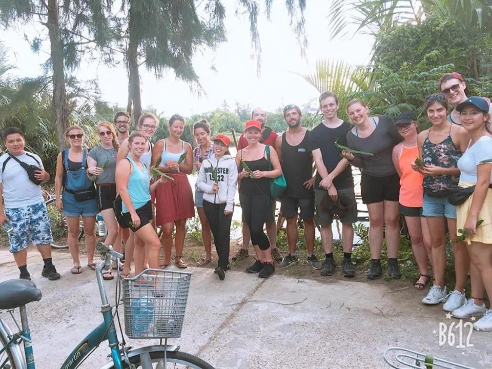 Backhome Hostel & Bar