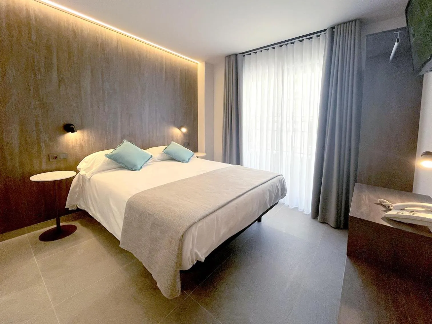 Bed in Hotel Quatre Llunes