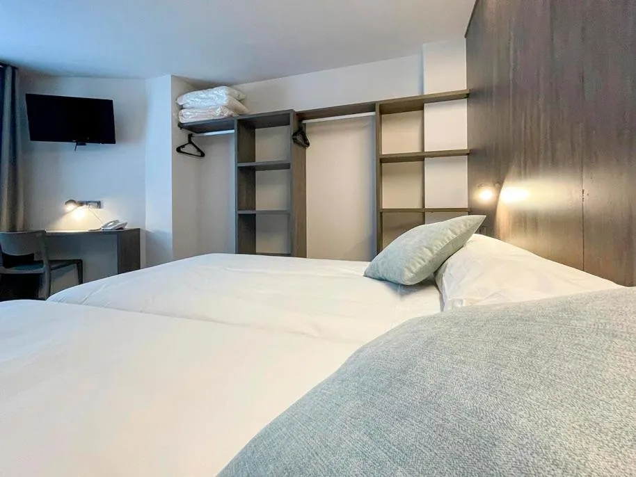 Bed in Hotel Quatre Llunes