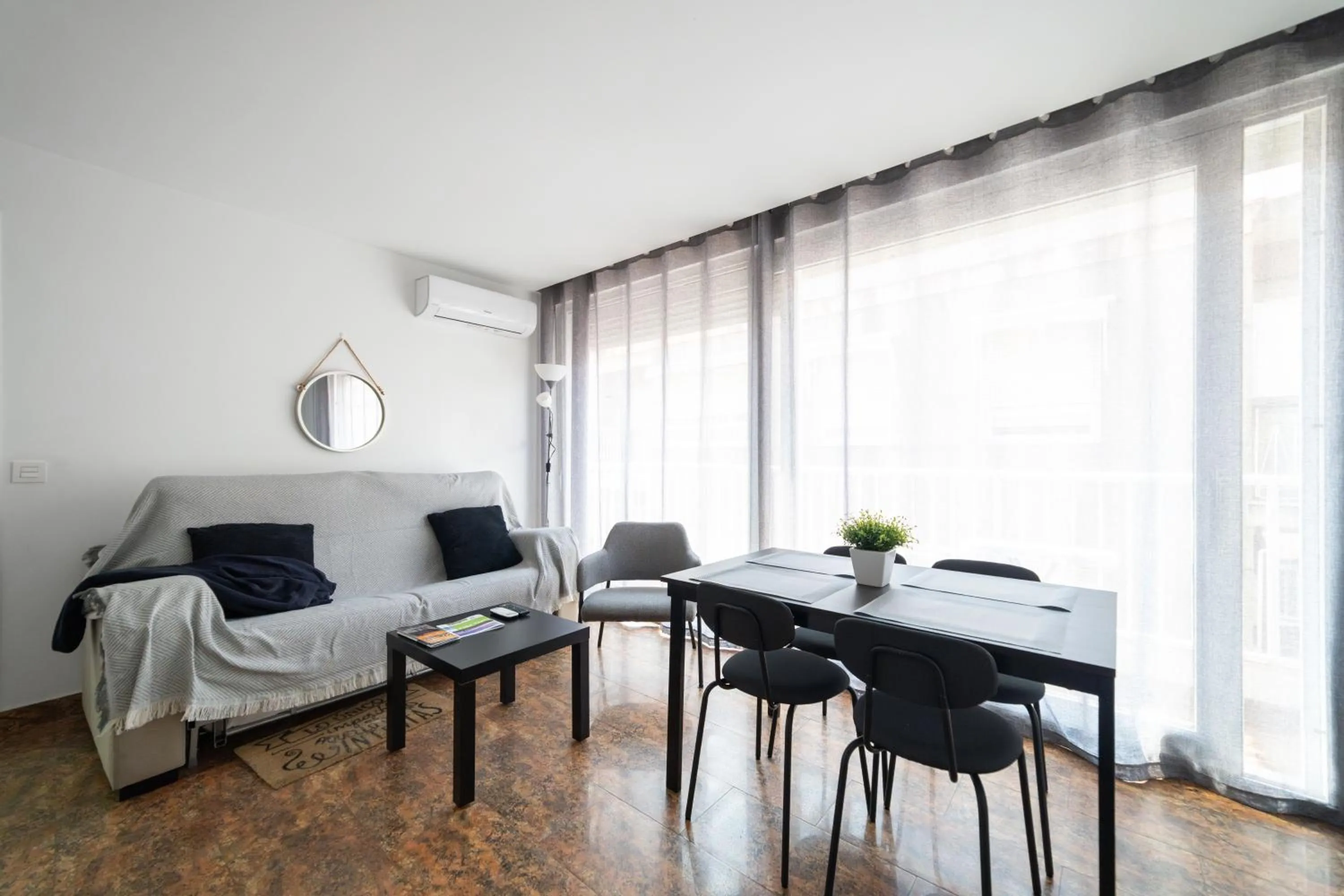 Dining area in Hotel Quatre Llunes