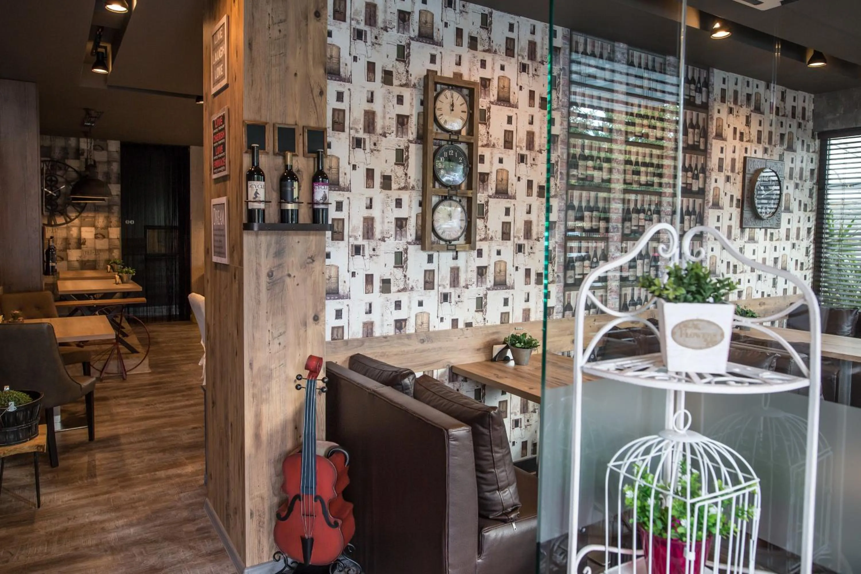 Restaurant/places to eat in Hotel Idol