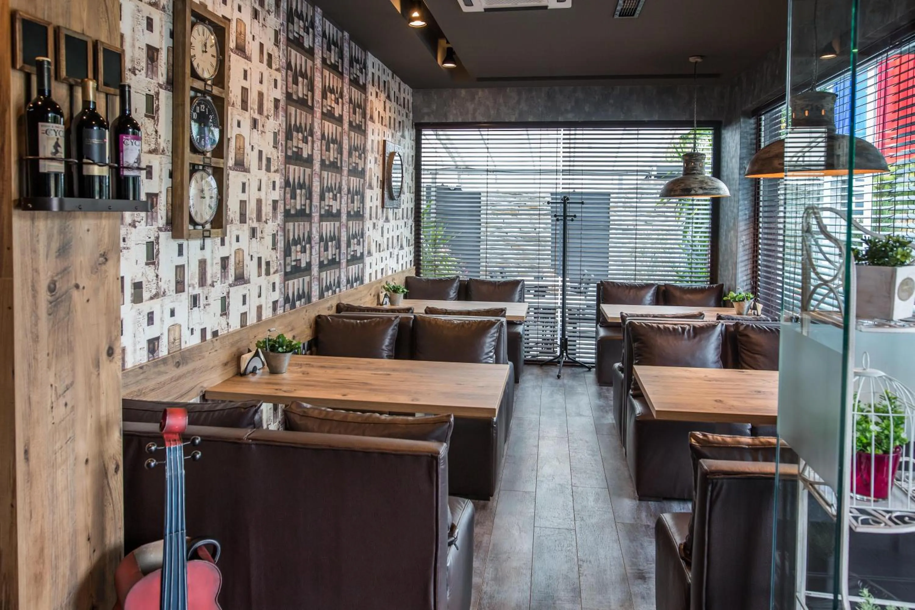 Restaurant/places to eat in Hotel Idol