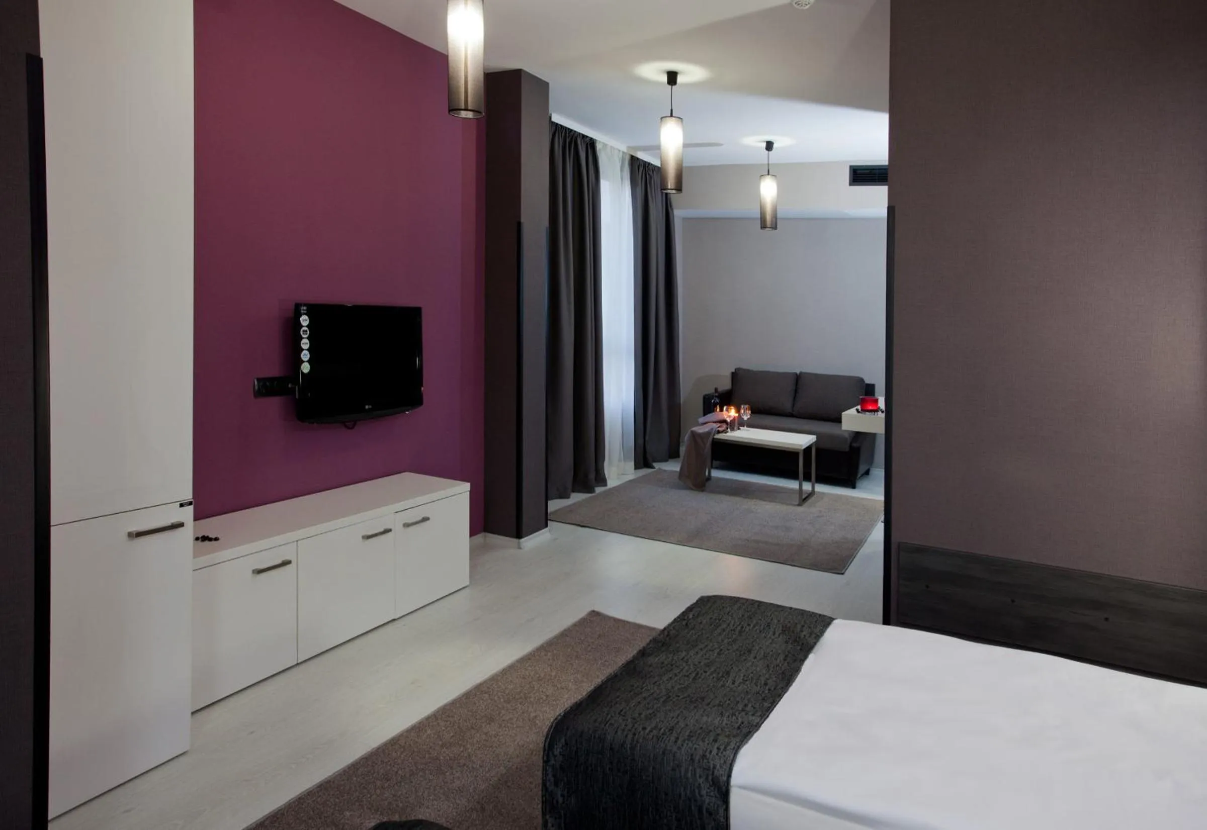 Shower, Bed in Hotel Idol