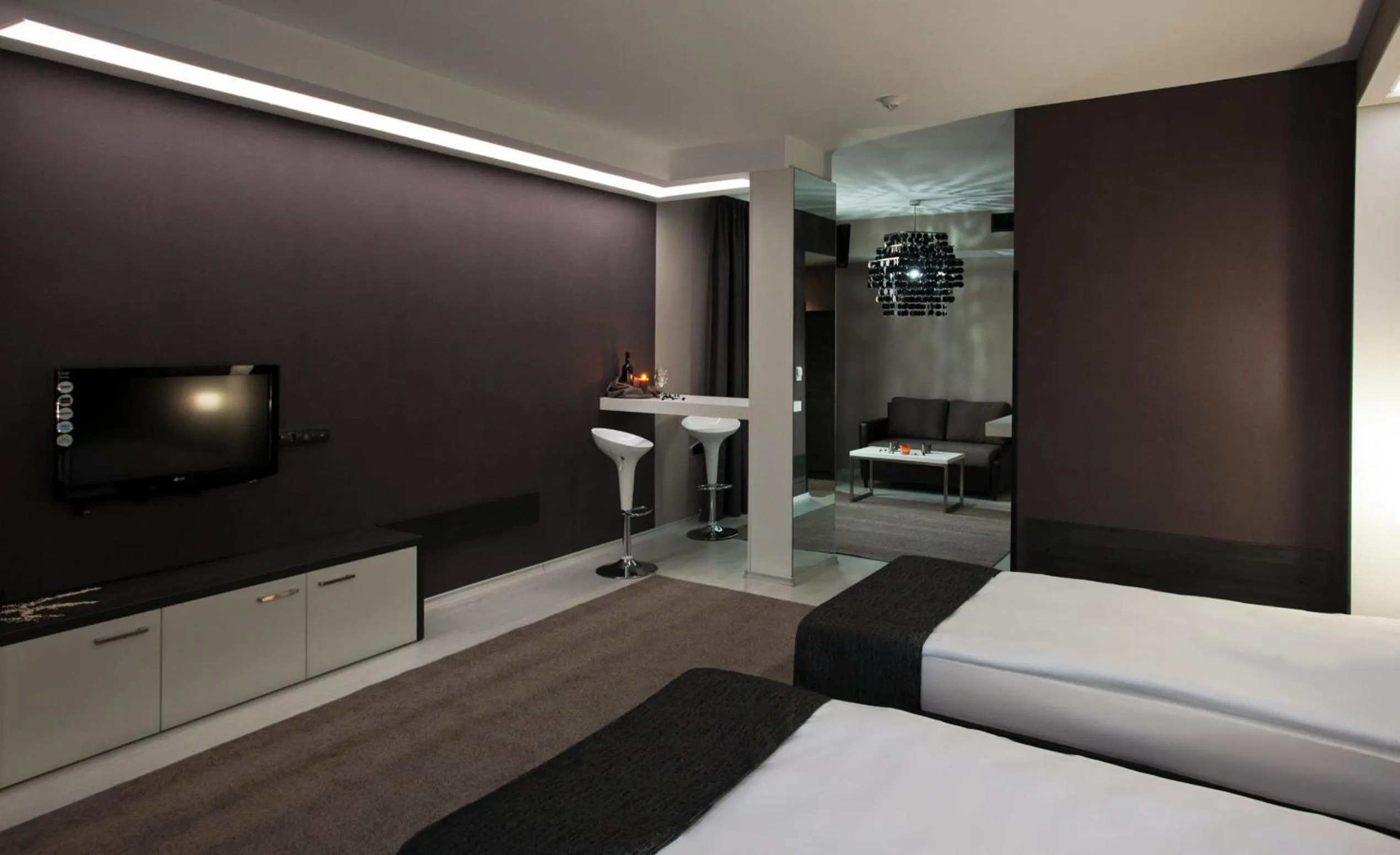 Shower, Bed in Hotel Idol