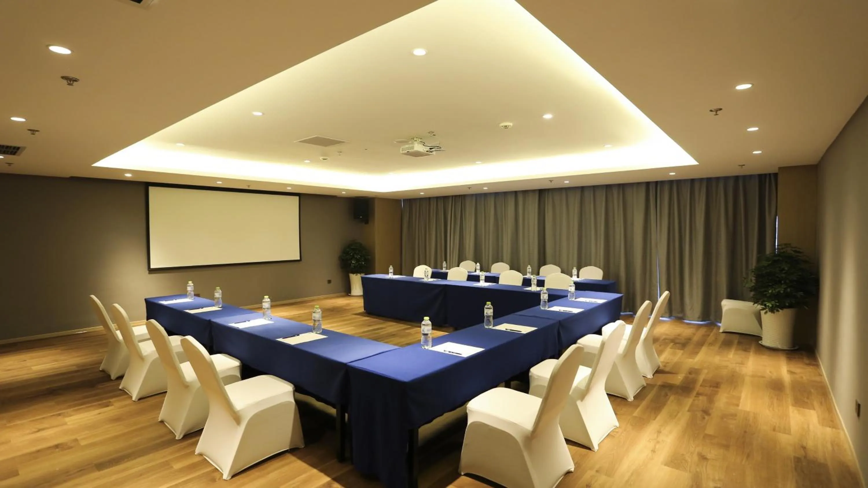 Meeting/conference room in Holiday Inn Express Linyi Riverside by IHG