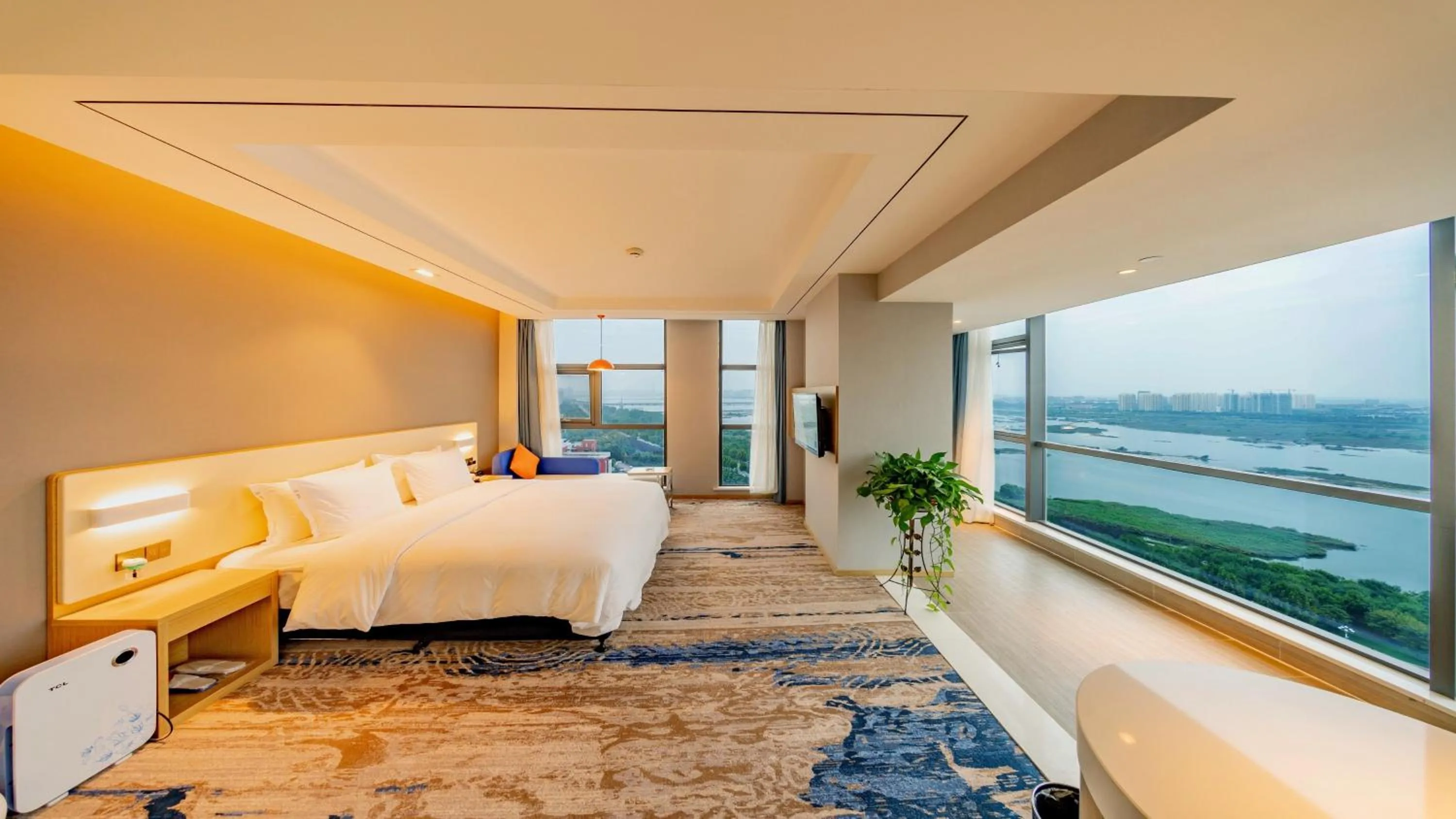 Photo of the whole room, Bed in Holiday Inn Express Linyi Riverside by IHG