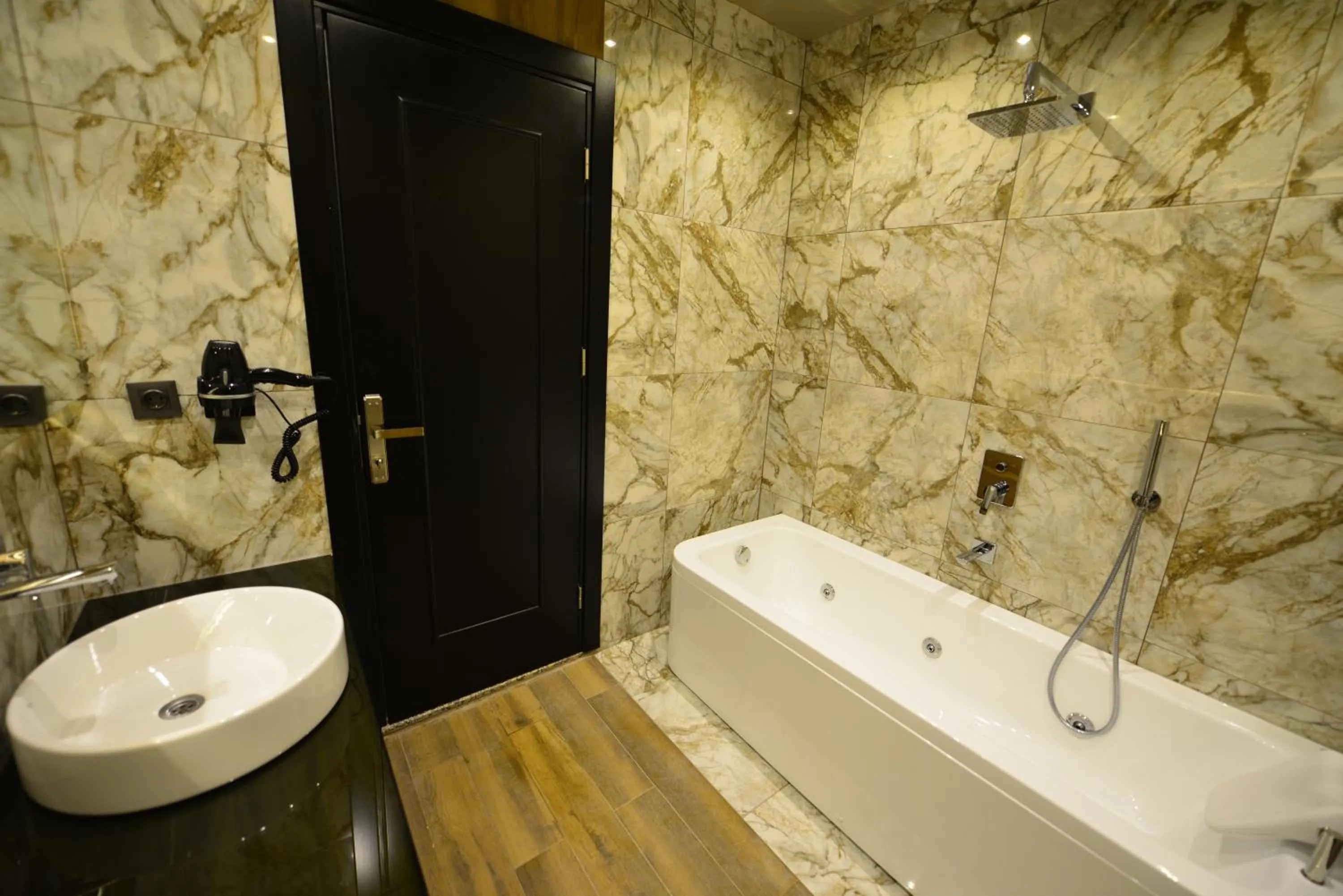 Shower in Inanlar Deluxe Hotel & Bungalow