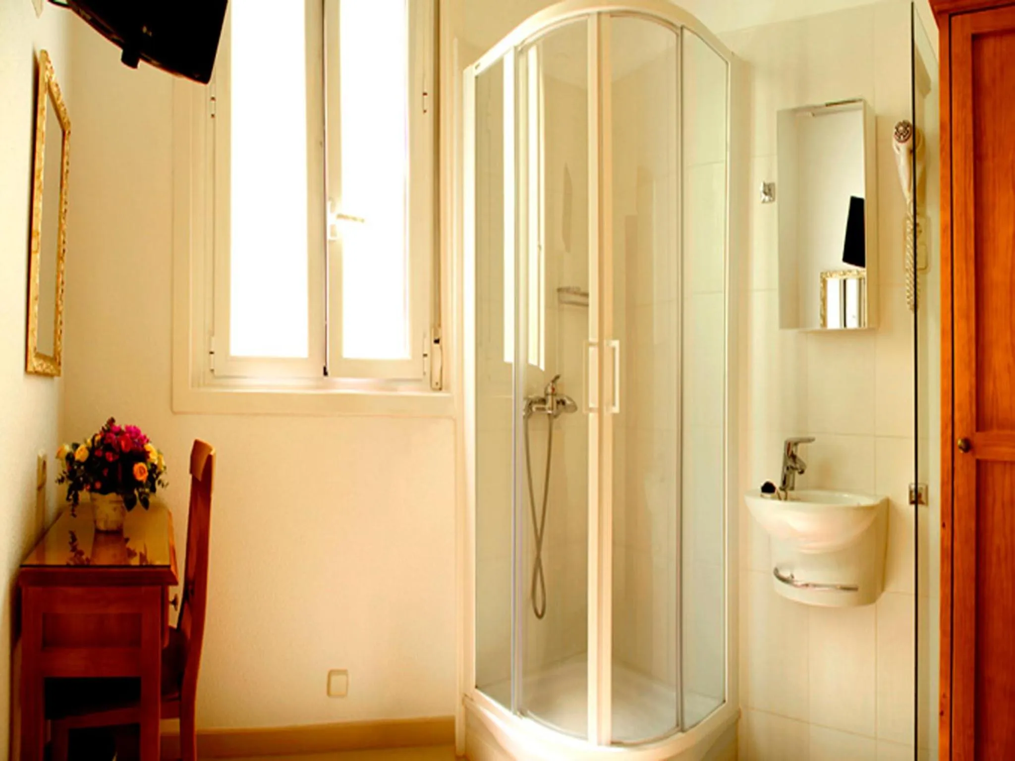 Bathroom in Hostal Los Alpes