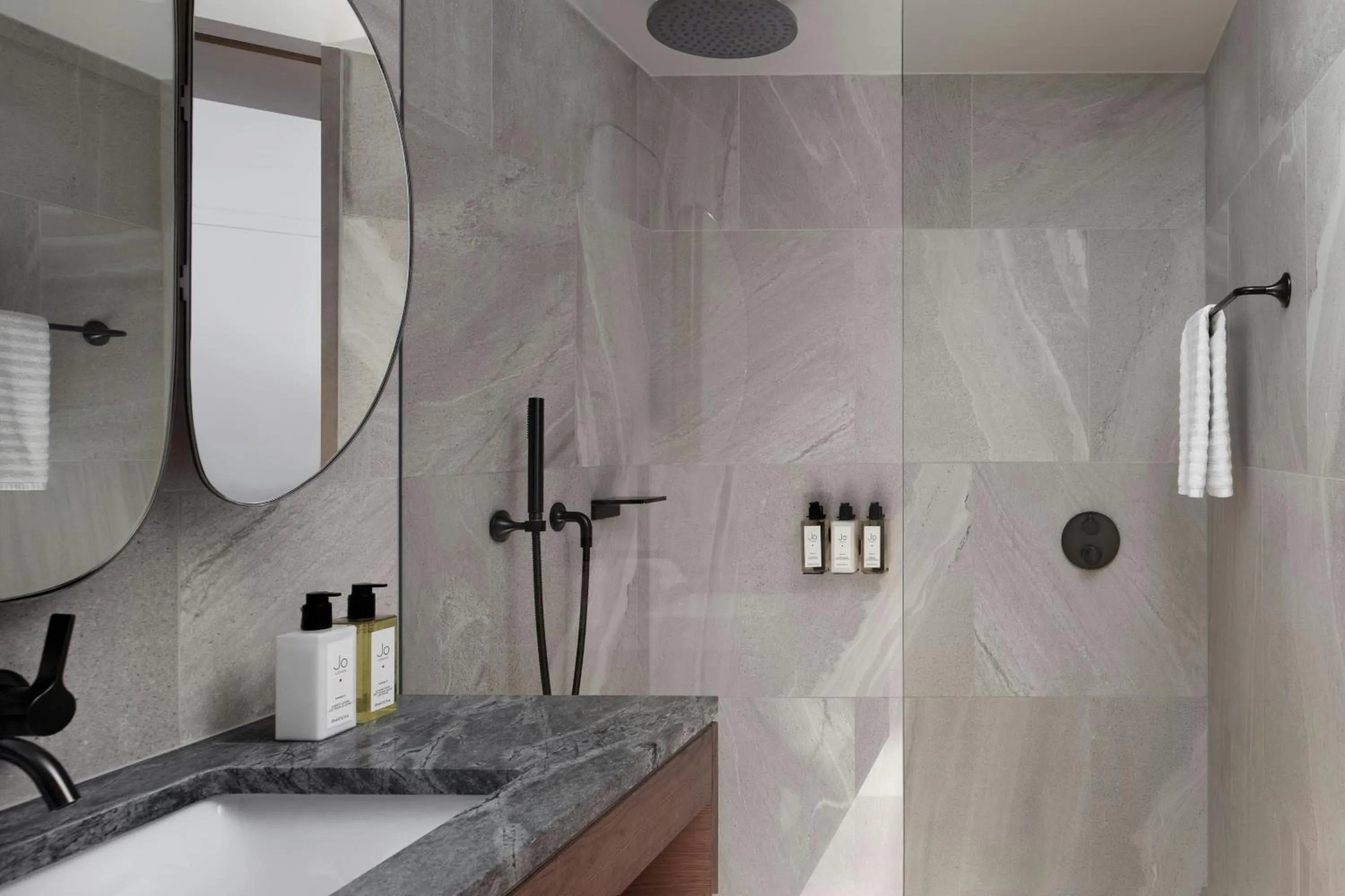 Bathroom in The Stratford, Autograph Collection