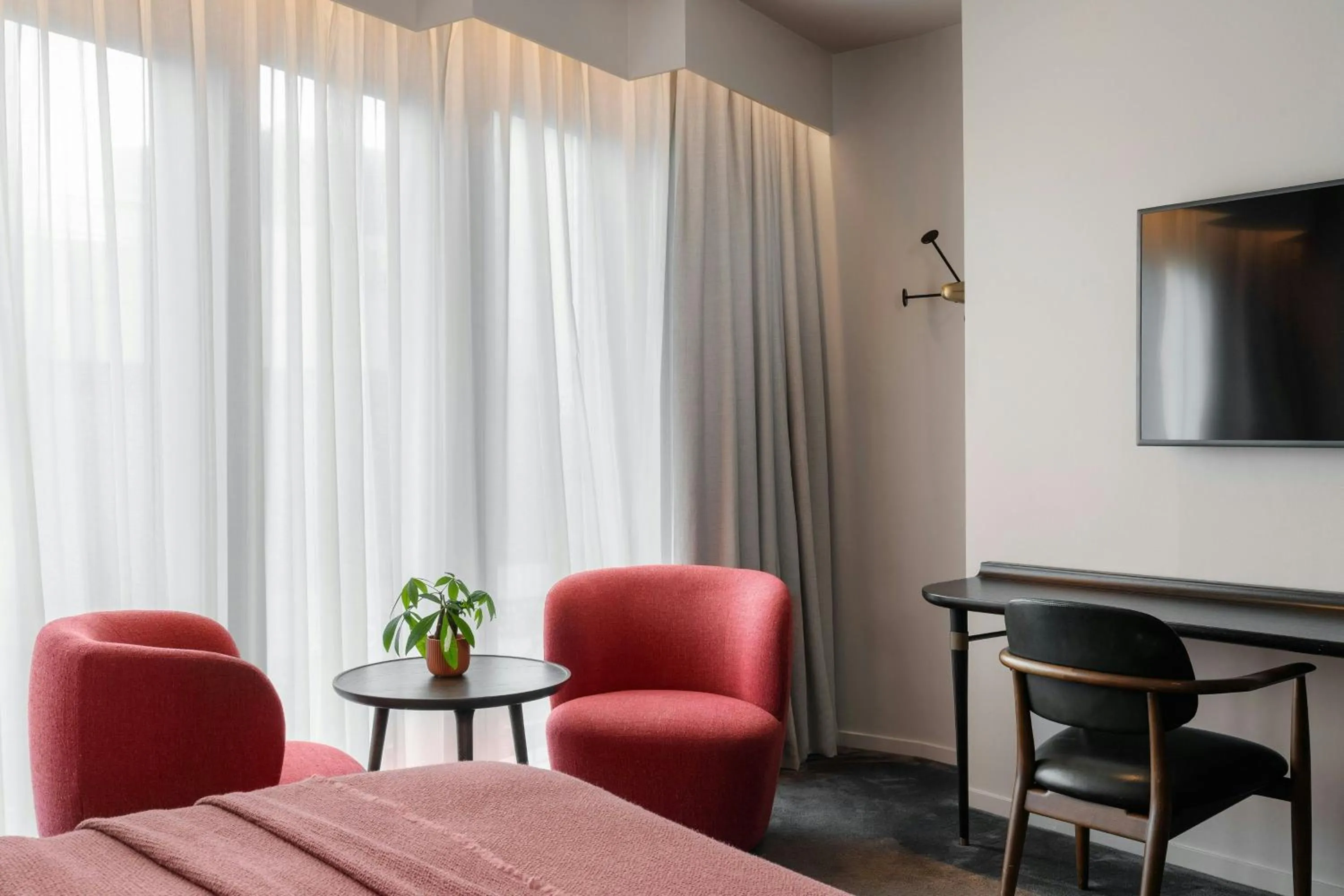 Photo of the whole room in The Stratford, Autograph Collection