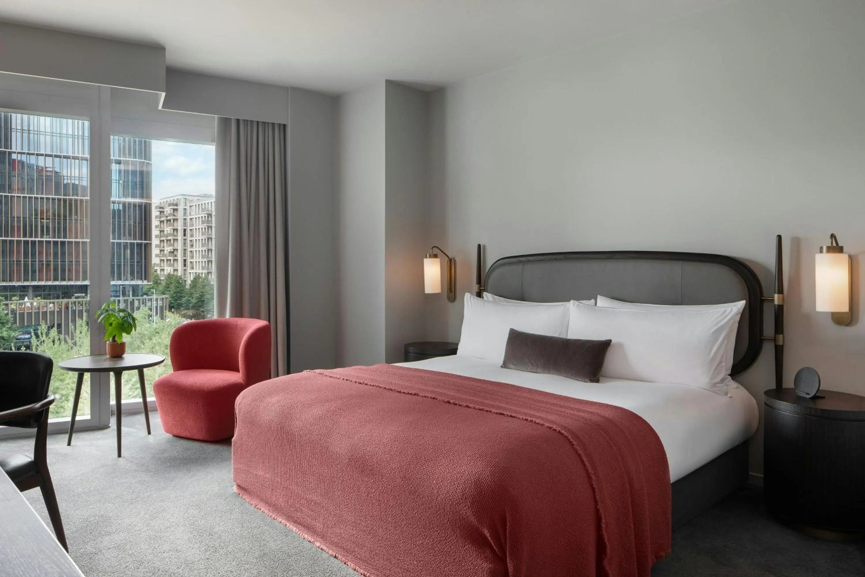 Photo of the whole room, Bed in The Stratford, Autograph Collection