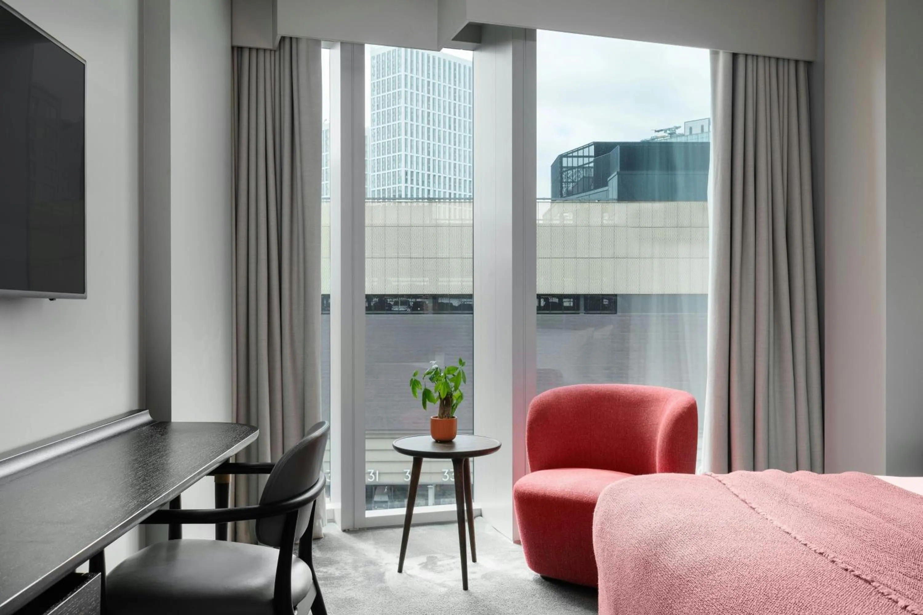 Photo of the whole room in The Stratford, Autograph Collection