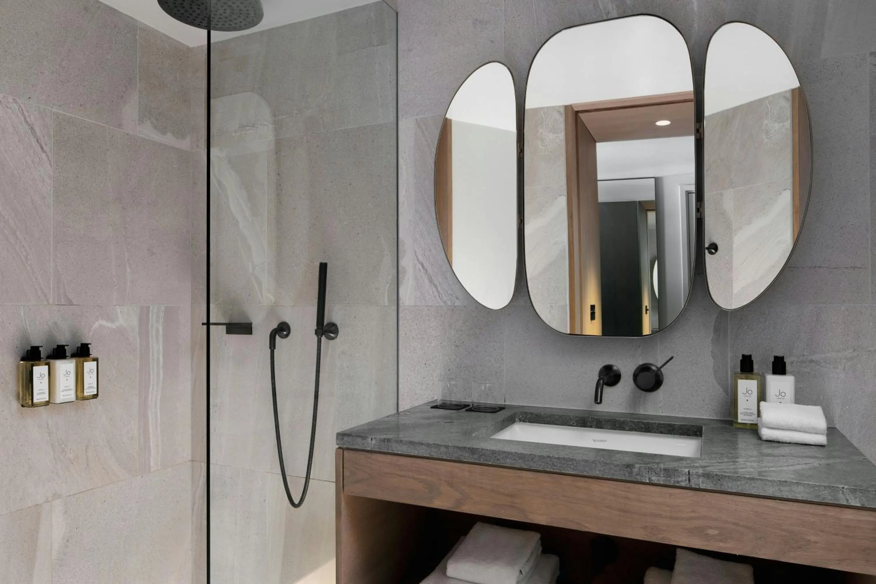 Bathroom in The Stratford, Autograph Collection