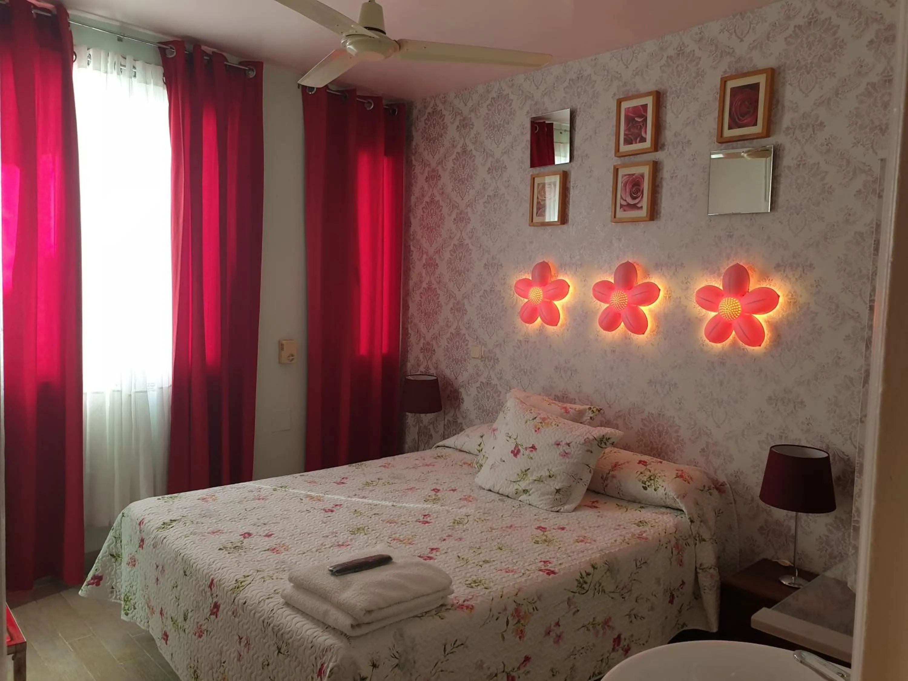 Shower, Bed in Casa de Huespedes Dolce Vita