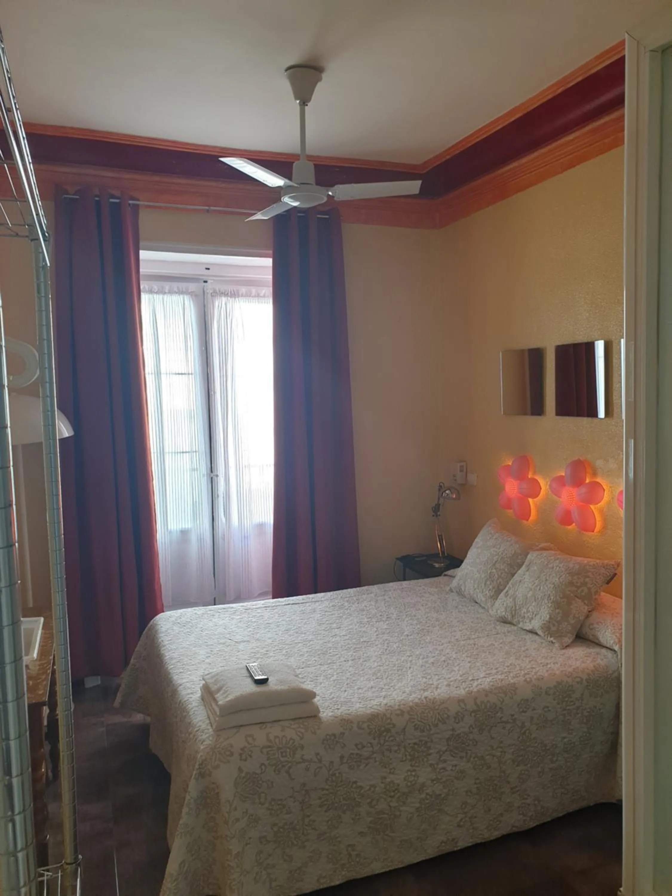 Shower, Bed in Casa de Huespedes Dolce Vita