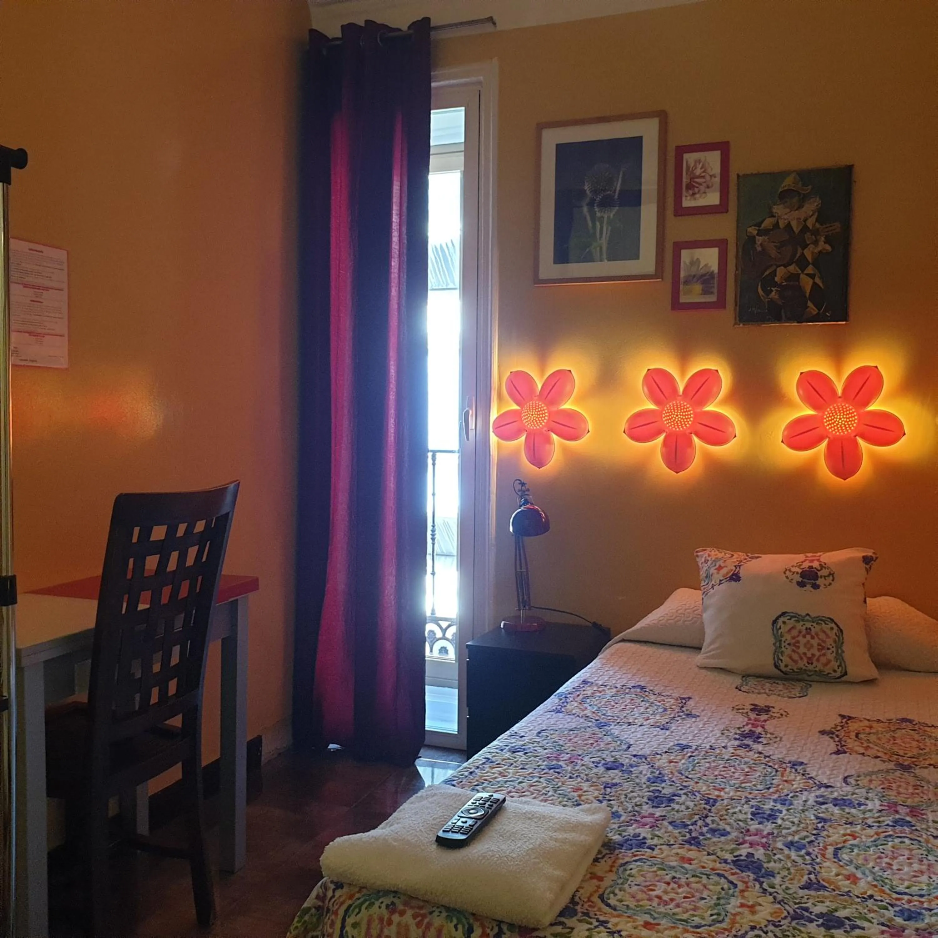 Shower, Bed in Casa de Huespedes Dolce Vita