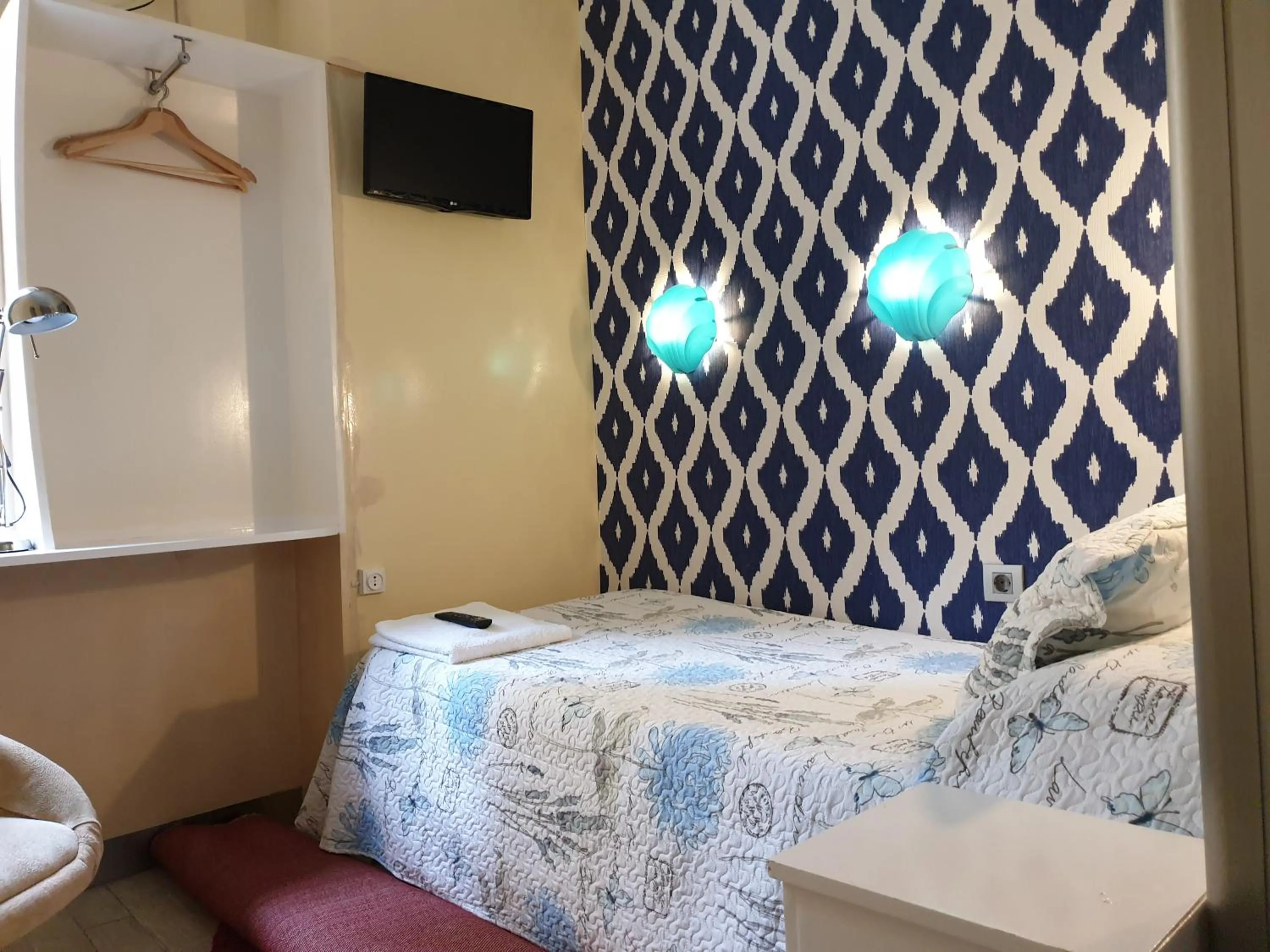 Shower, Bed in Casa de Huespedes Dolce Vita